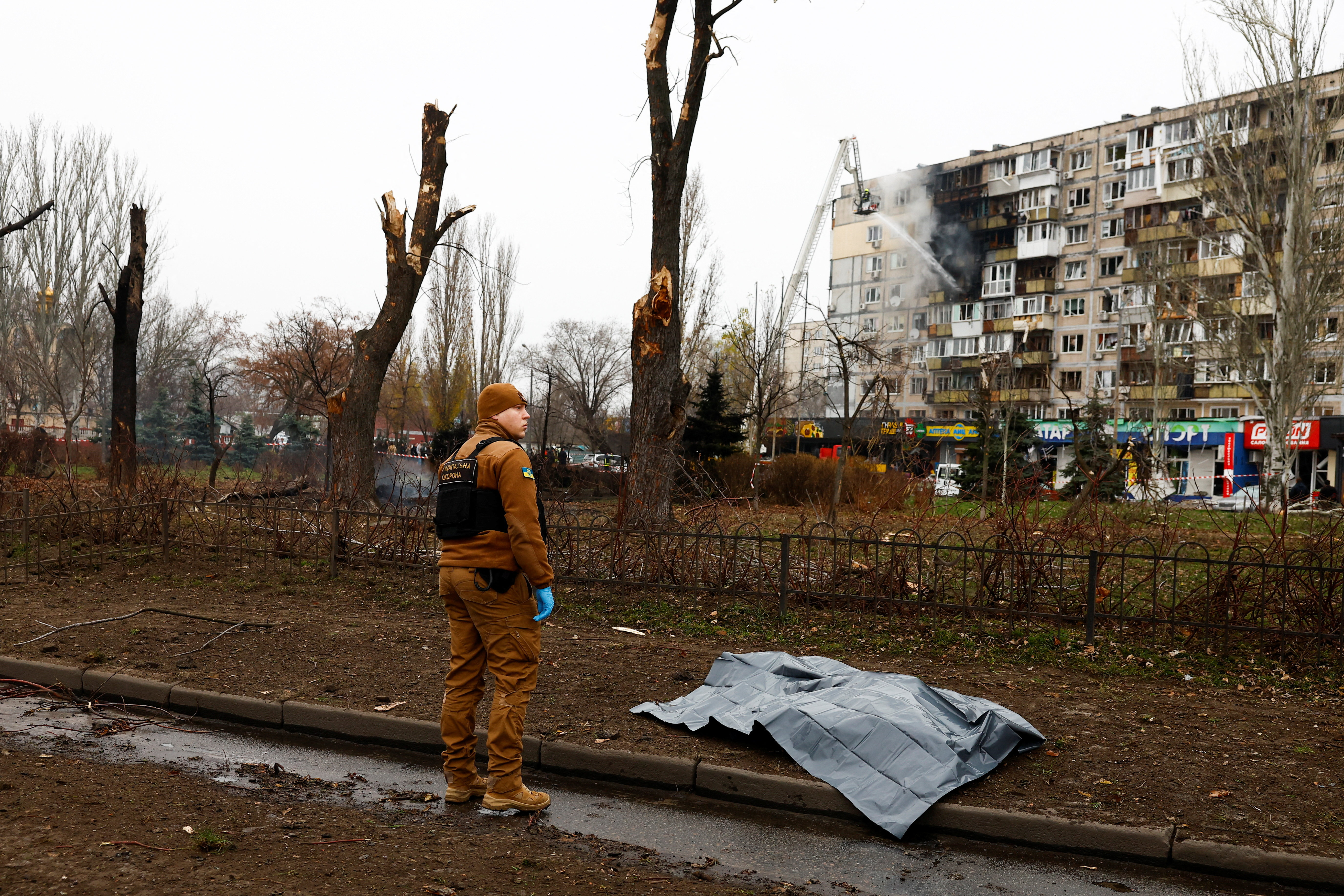 The body of a killed person lies covered on a street, in the aftermath of a Russian missile and drone attack on Kyiv, amid Russia's attack on Ukraine, November 29, 2025. REUTERS/Valentyn Ogirenko