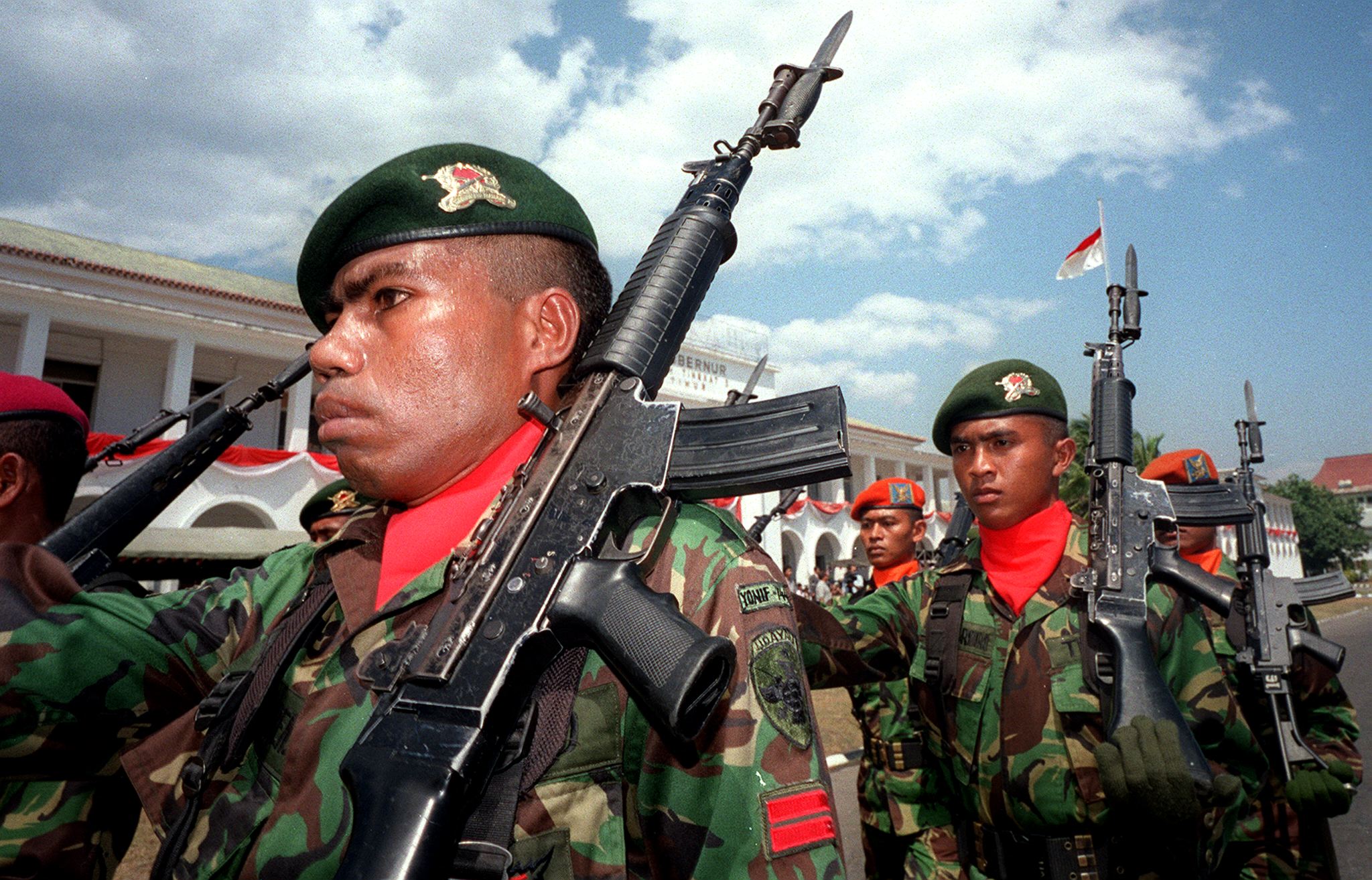 Indonesian soldiers parade with weapons during a flag raising ceremony to mark Indonesian Independence Day at the Governor's office in the East Timor capital of Dili 17 August 1999. A UN sponsor vote will be held August 30 in former Portuguese colony to decide whether the territory will be autonomous under Indonesia or become independent. AFP PHOTO/WEDA (Photo by WEDA / AFP)