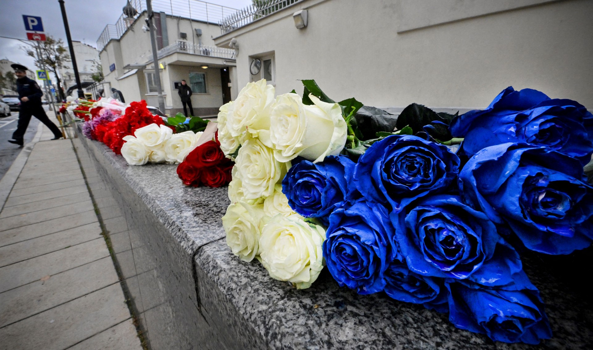 Flowers of the Israeli flag colours lay in front of the Israeli Embassy in Moscow on October 9, 2023. Israel continued to battle Hamas fighters on October 9 and massed tens of thousands of troops and heavy armour around the Gaza Strip after vowing a massive blow over the Palestinian militants' surprise attack. (Photo by Alexander NEMENOV / AFP)