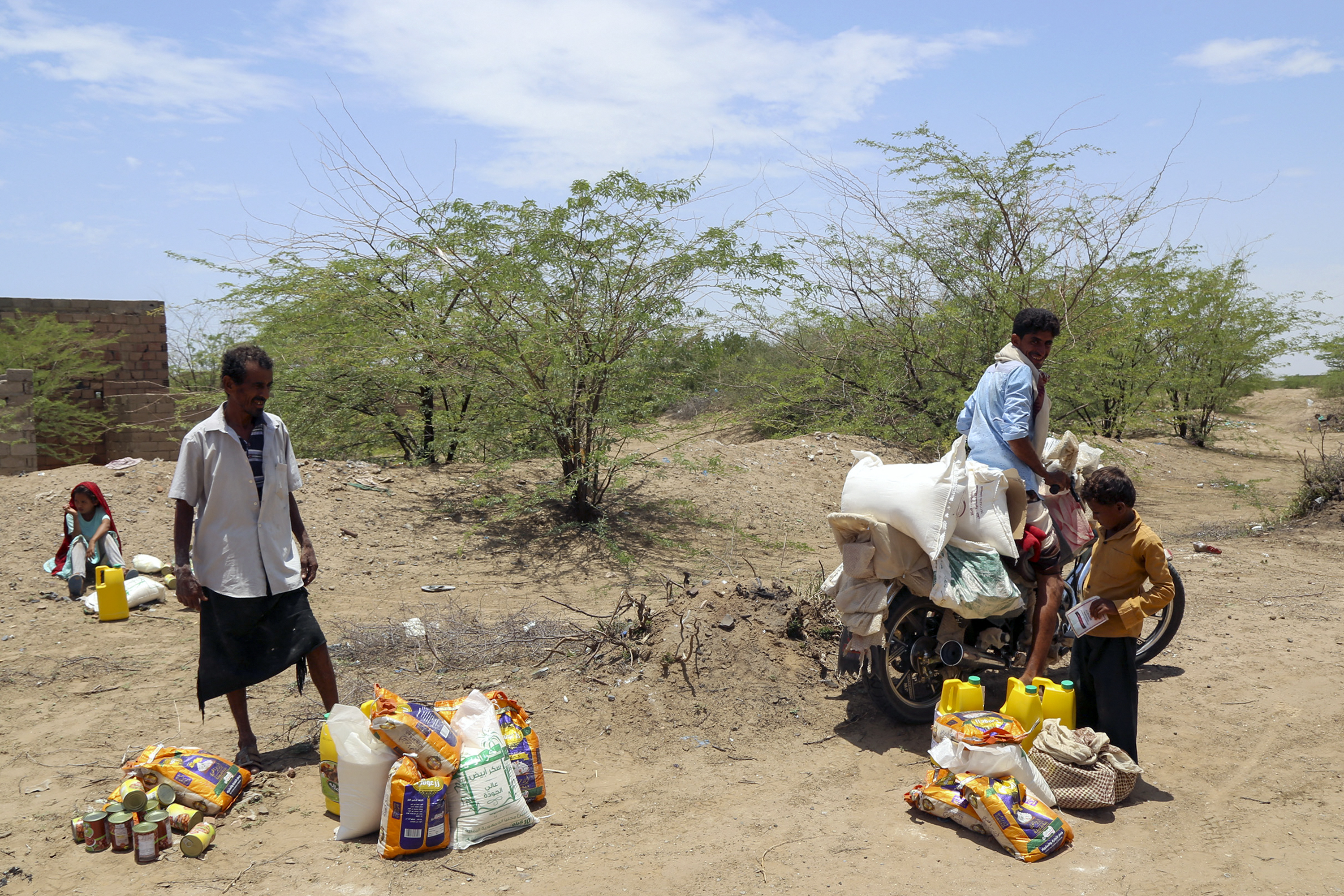Displaced Yemenis affected by recent floods receive humanitarian aid.