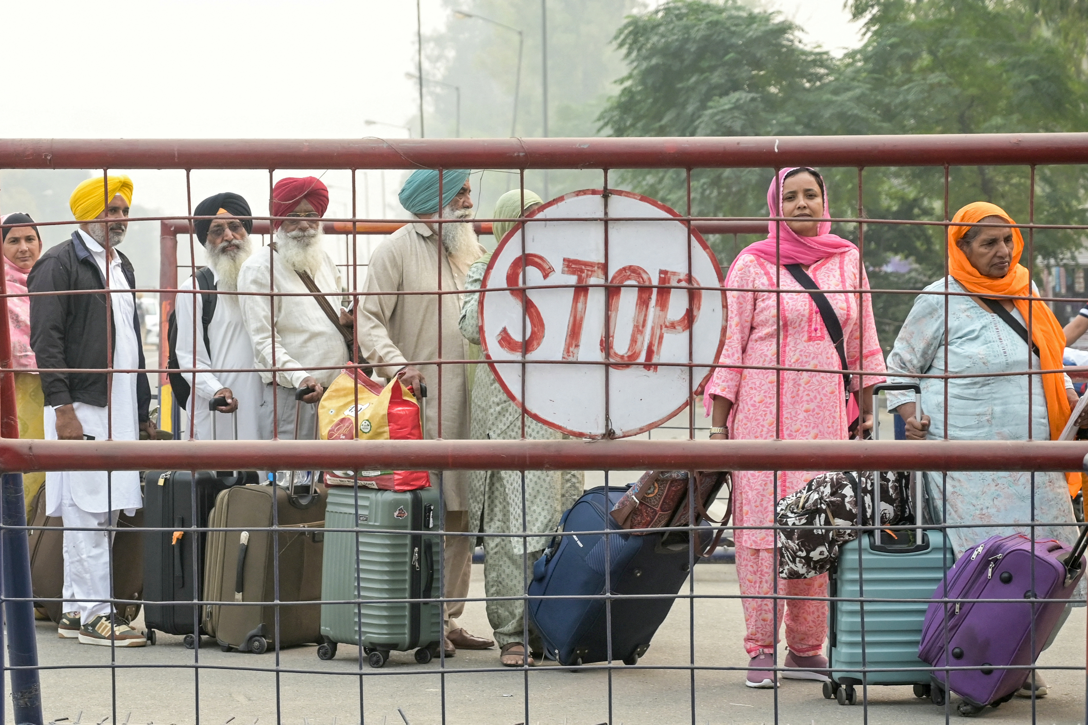 Pakistan welcomes Sikh pilgrims in first border crossing since May clashes