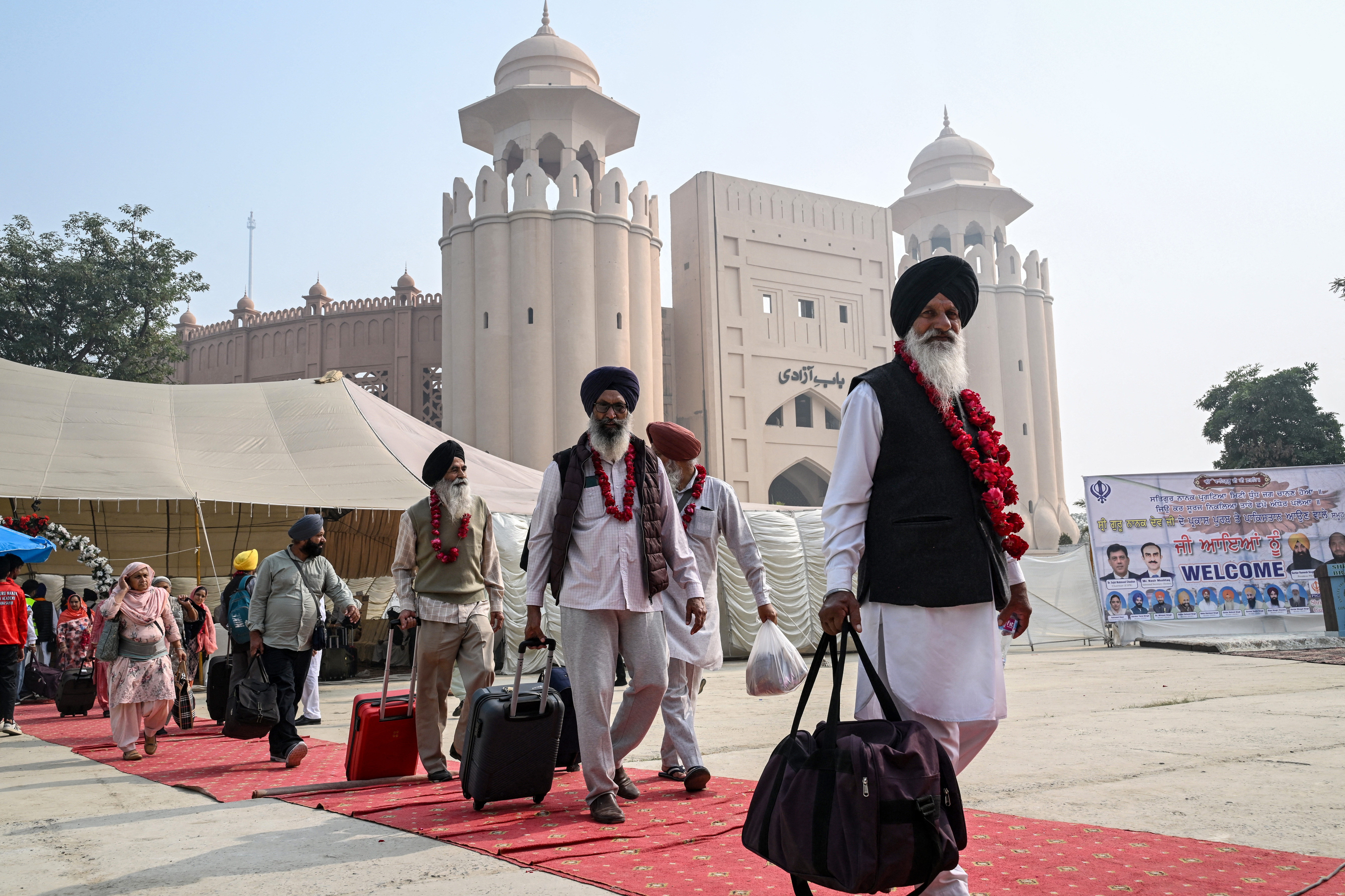 Pakistan welcomes Sikh pilgrims in first border crossing since May clashes
