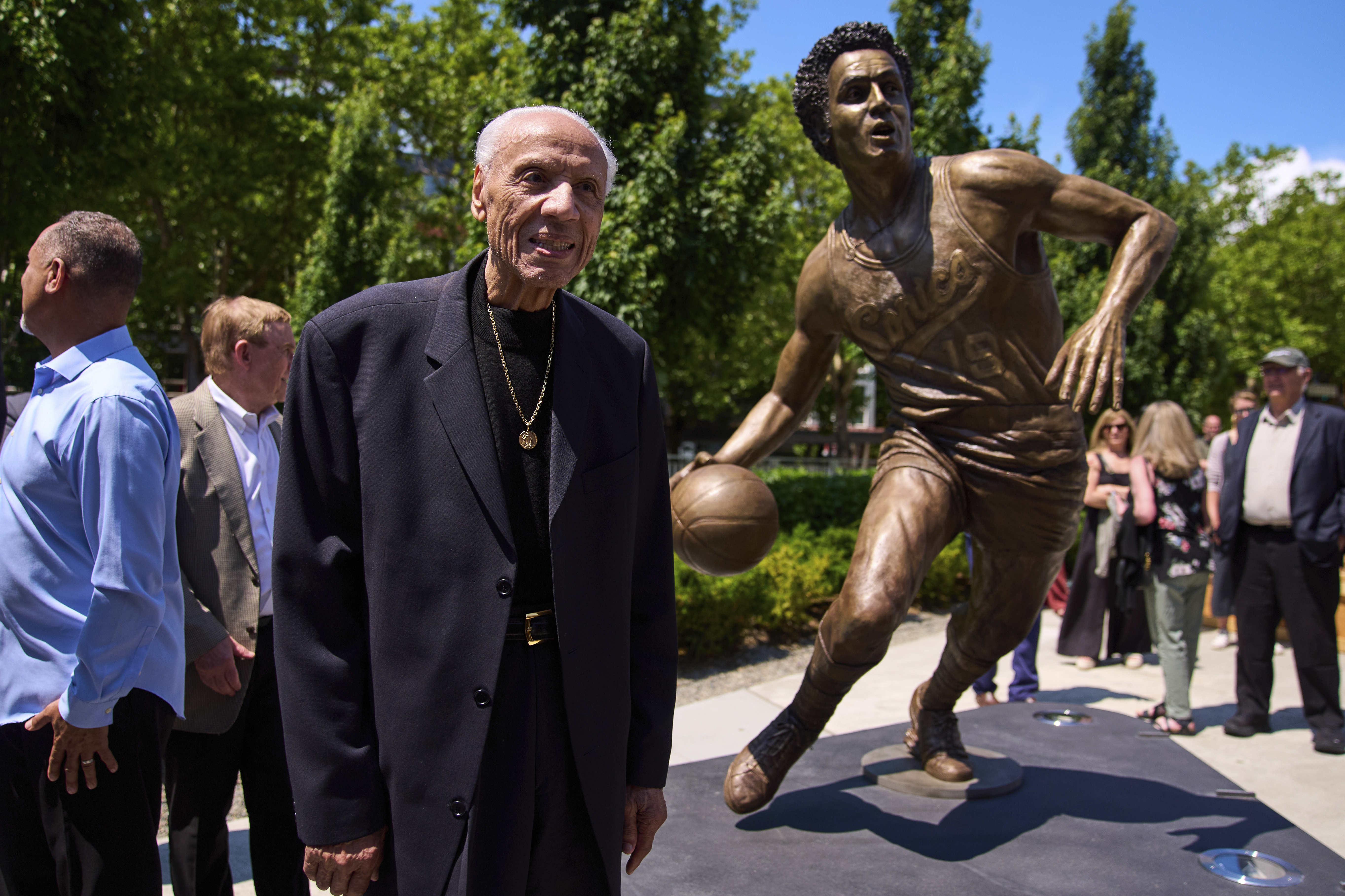 Lenny Wilkens poses for a photo with his statue.
