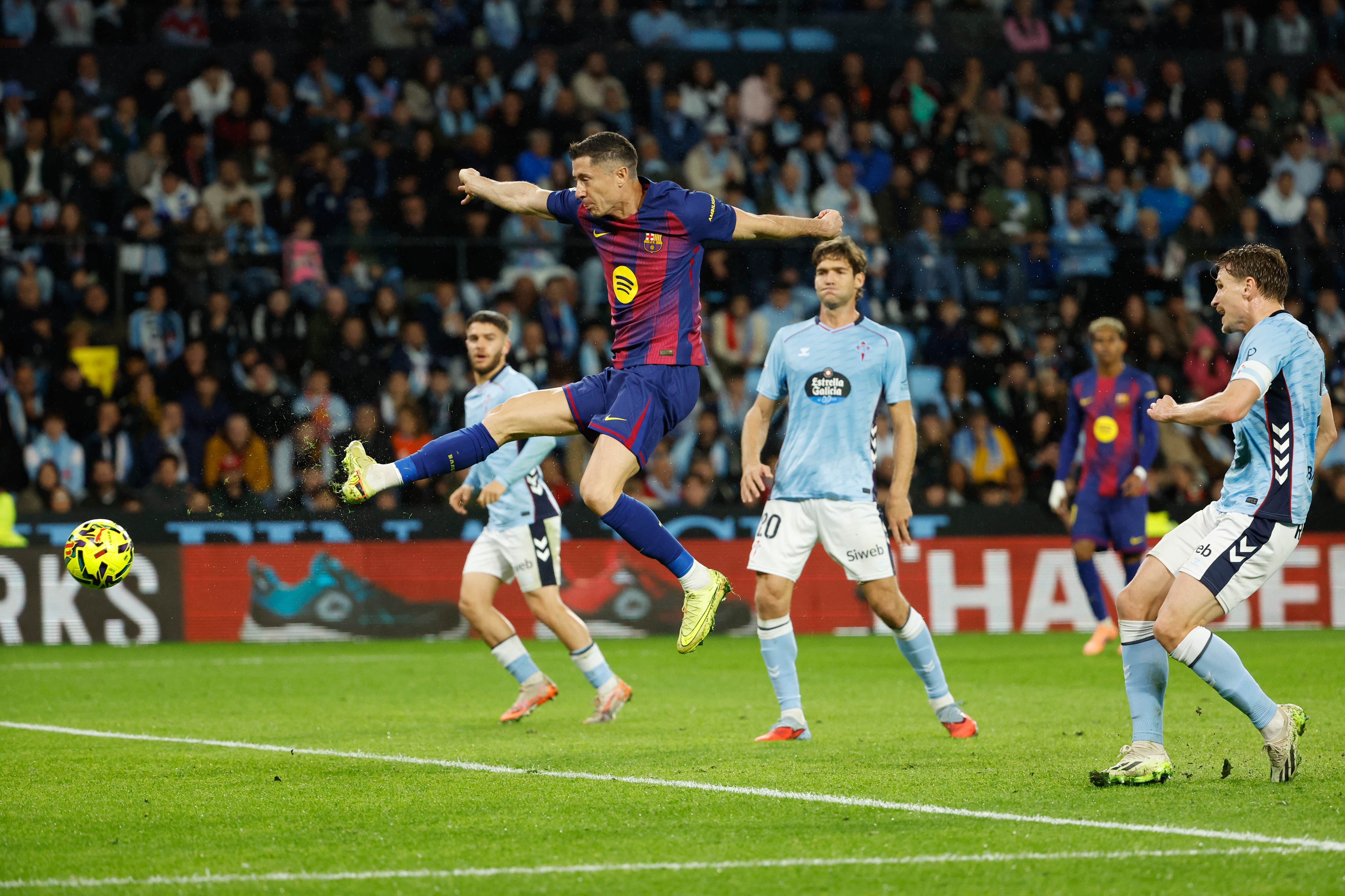 Robert Lewandowski in action.