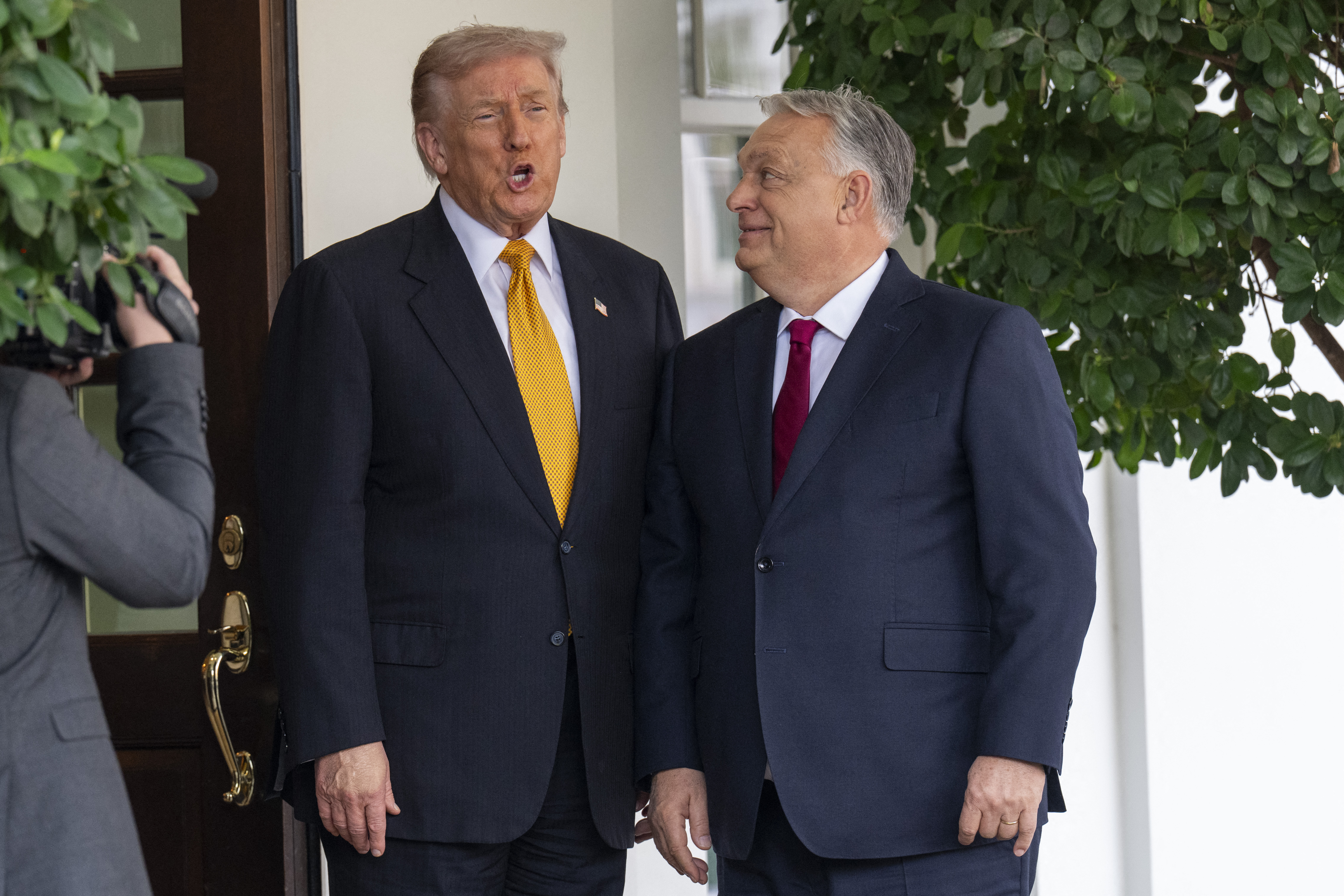 WASHINGTON, DC - NOVEMBER 7:U.S. President Donald Trump (L) greets Prime Minister of Hungary Victor Orban as he arrives at the White House on November 7, 2025 in Washington, DC. Orbán and Trump are expected to address the continued reliance of Hungary on Russian oil, a resource seen as critical for funding Moscow's war. Roberto Schmidt/Getty Images/AFP (Photo by ROBERTO SCHMIDT / GETTY IMAGES NORTH AMERICA / Getty Images via AFP)