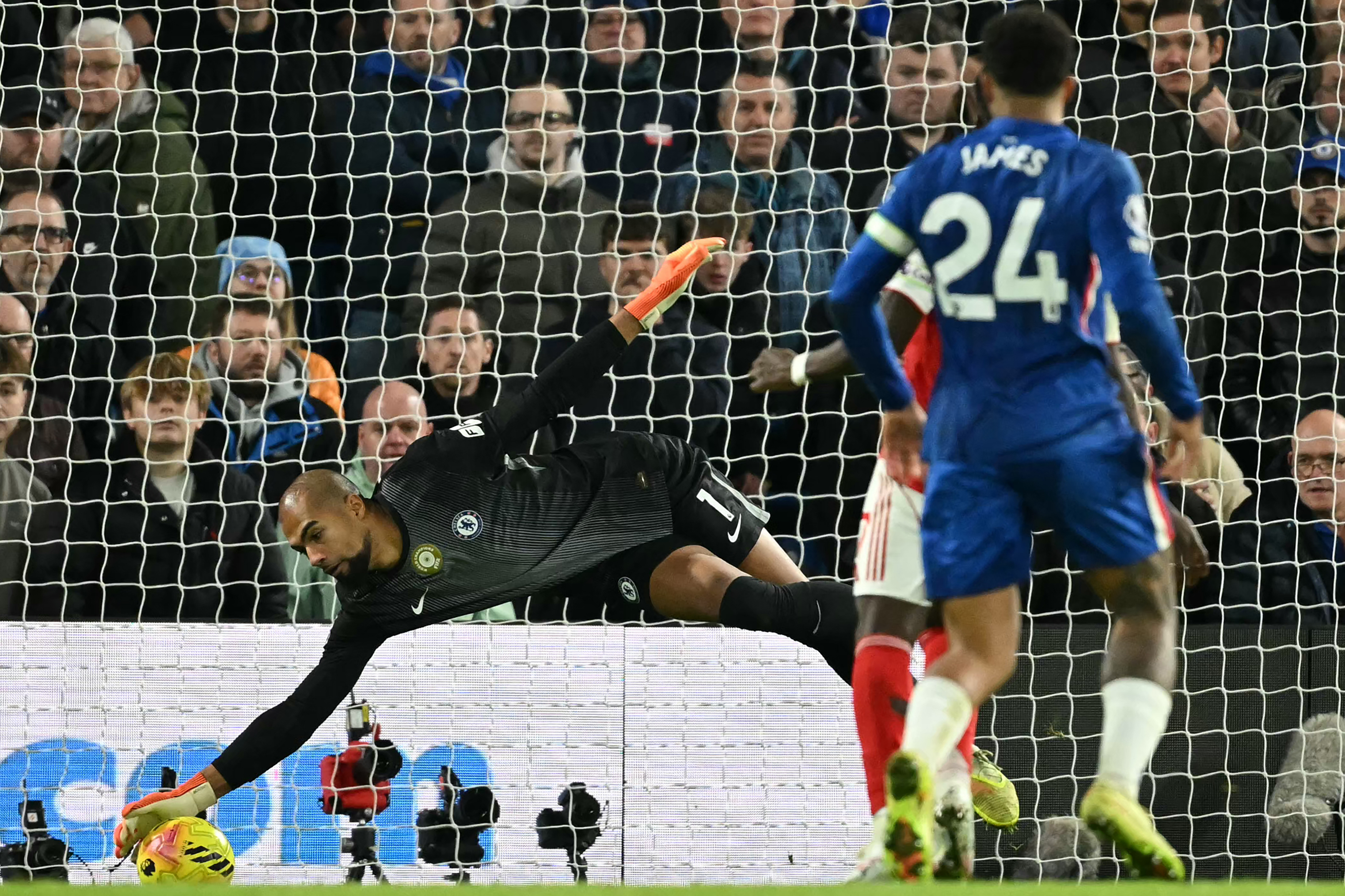 Chelsea's Spanish goalkeeper #01 Robert Sanchez saves a shot from Arsenal's English midfielder #07 Bukayo Saka during the English Premier League football match between Chelsea and Arsenal at Stamford Bridge in London on November 30, 2025. (Photo by JUSTIN TALLIS / AFP) / RESTRICTED TO EDITORIAL USE. NO USE WITH UNAUTHORIZED AUDIO, VIDEO, DATA, FIXTURE LISTS, CLUB/LEAGUE LOGOS OR 'LIVE' SERVICES. ONLINE IN-MATCH USE LIMITED TO 120 IMAGES. AN ADDITIONAL 40 IMAGES MAY BE USED IN EXTRA TIME. NO VIDEO EMULATION. SOCIAL MEDIA IN-MATCH USE LIMITED TO 120 IMAGES. AN ADDITIONAL 40 IMAGES MAY BE USED IN EXTRA TIME. NO USE IN BETTING PUBLICATIONS, GAMES OR SINGLE CLUB/LEAGUE/PLAYER PUBLICATIONS.