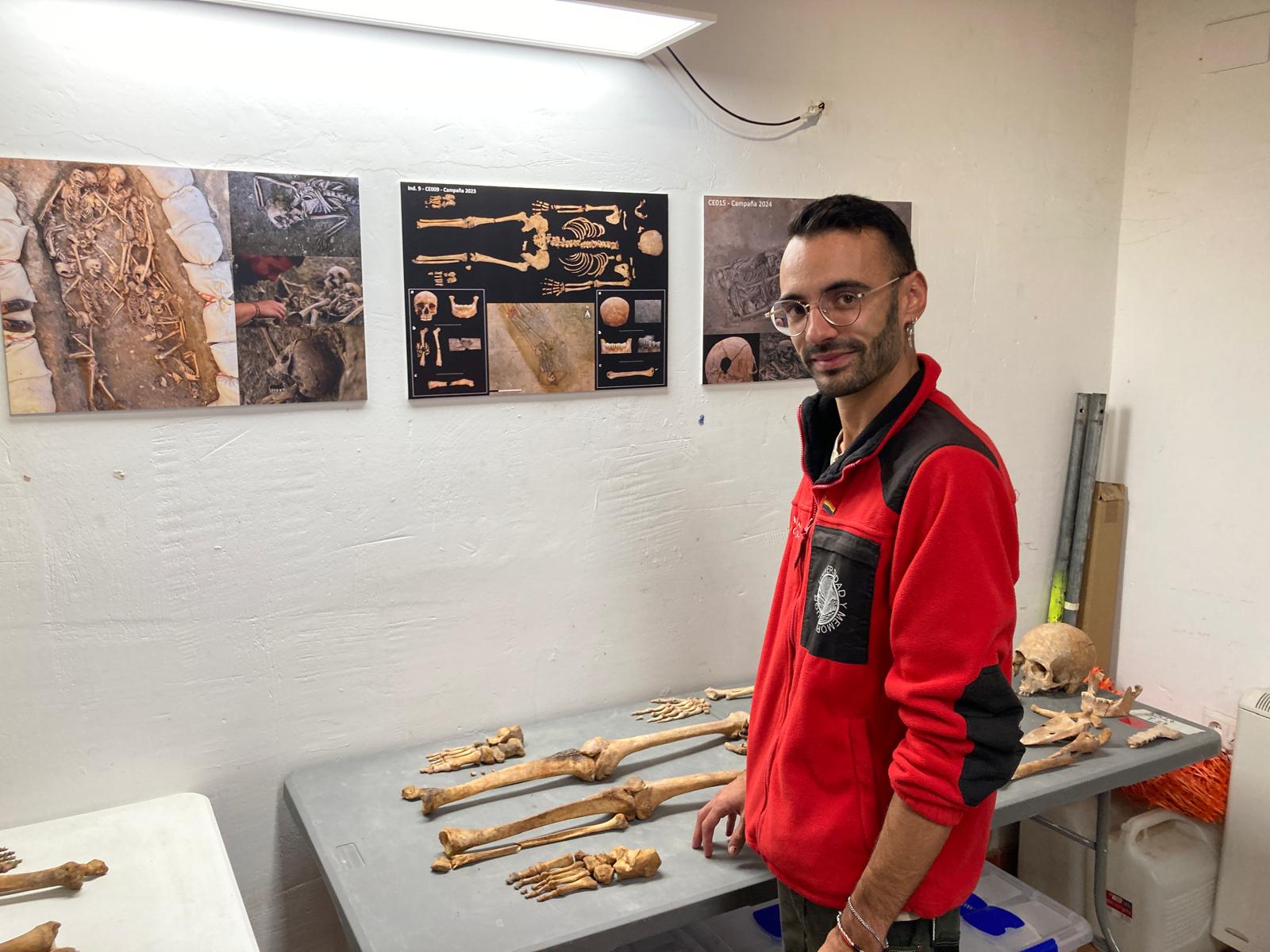 forensic anthropologist Jose Francisco Muñoz Molina working on one of the 166 skeletons-1763589575