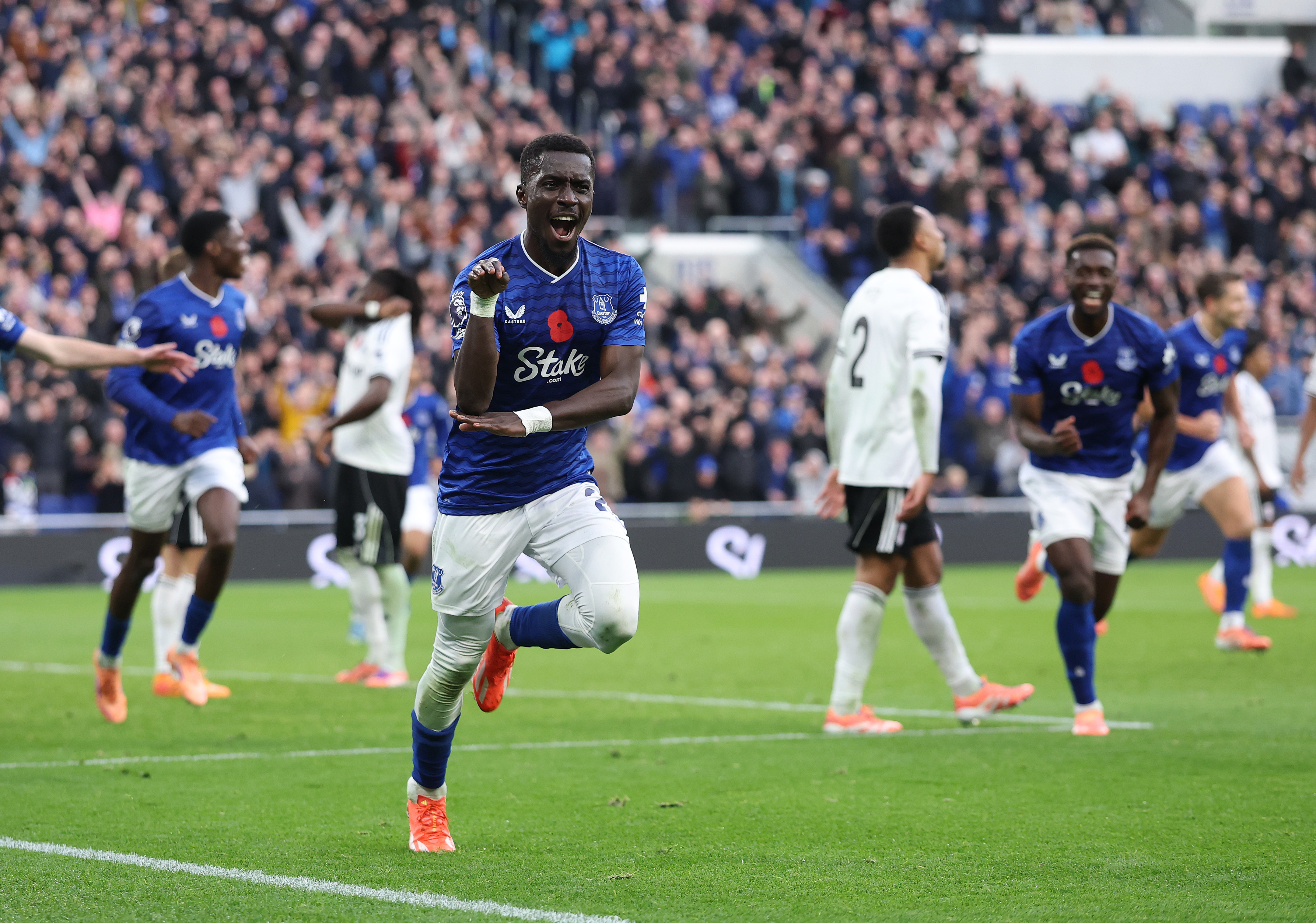 LIVERPOOL, ENGLAND - NOVEMBER 08: Idrissa Gana Gueye of Everton celebrates scoring his team's first goal during the Premier League match between Everton and Fulham at the Hill Dickinson Stadium on November 08, 2025 in Liverpool, England. (Photo by Carl Recine/Getty Images)