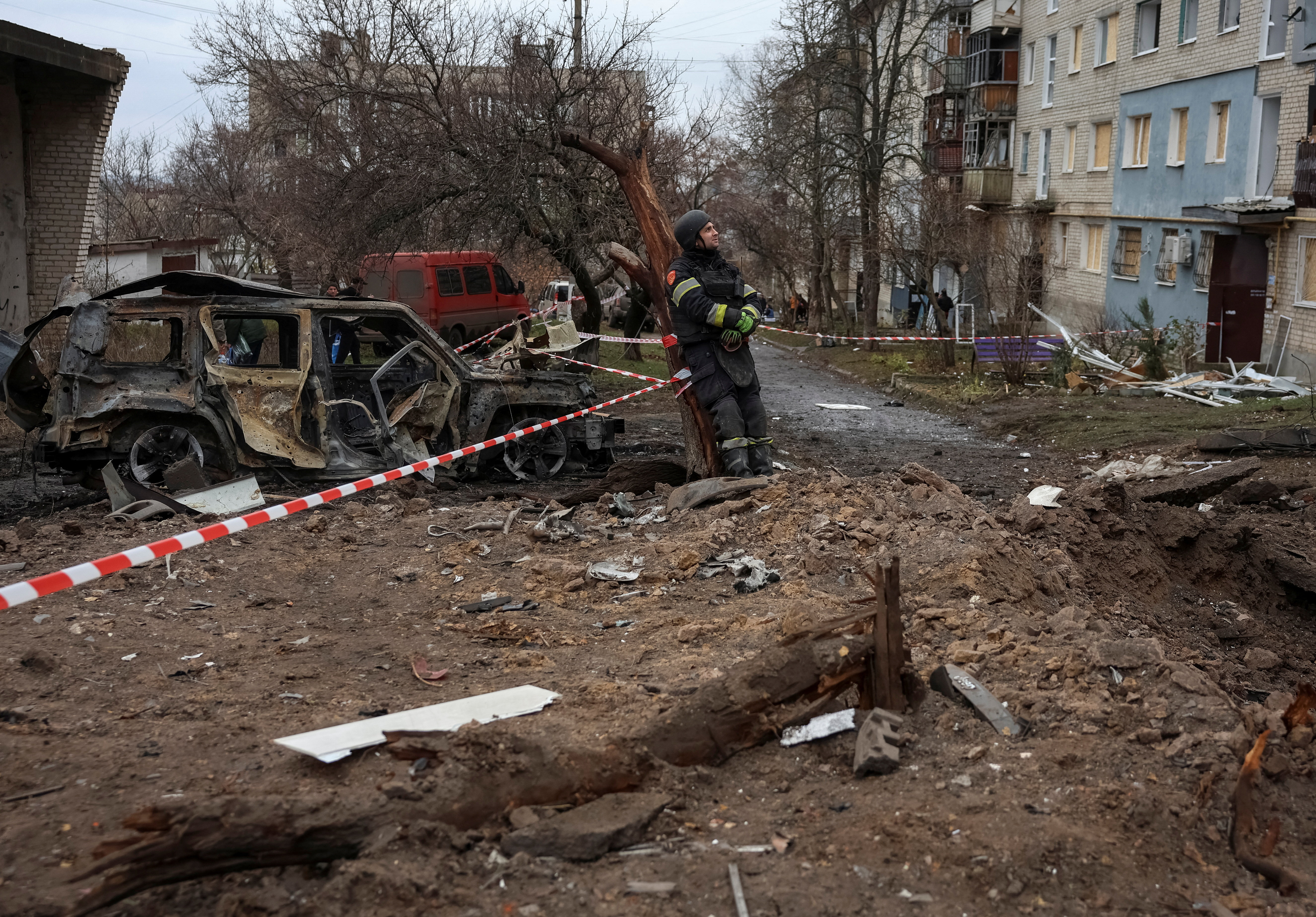 A firefighter stands at the site of apartment buildings hit by Russian missile strikes, amid Russia's attack on Ukraine, in the town of Balakliia, Kharkiv region, Ukraine November 17, 2025. REUTERS/Anatolii Stepanov