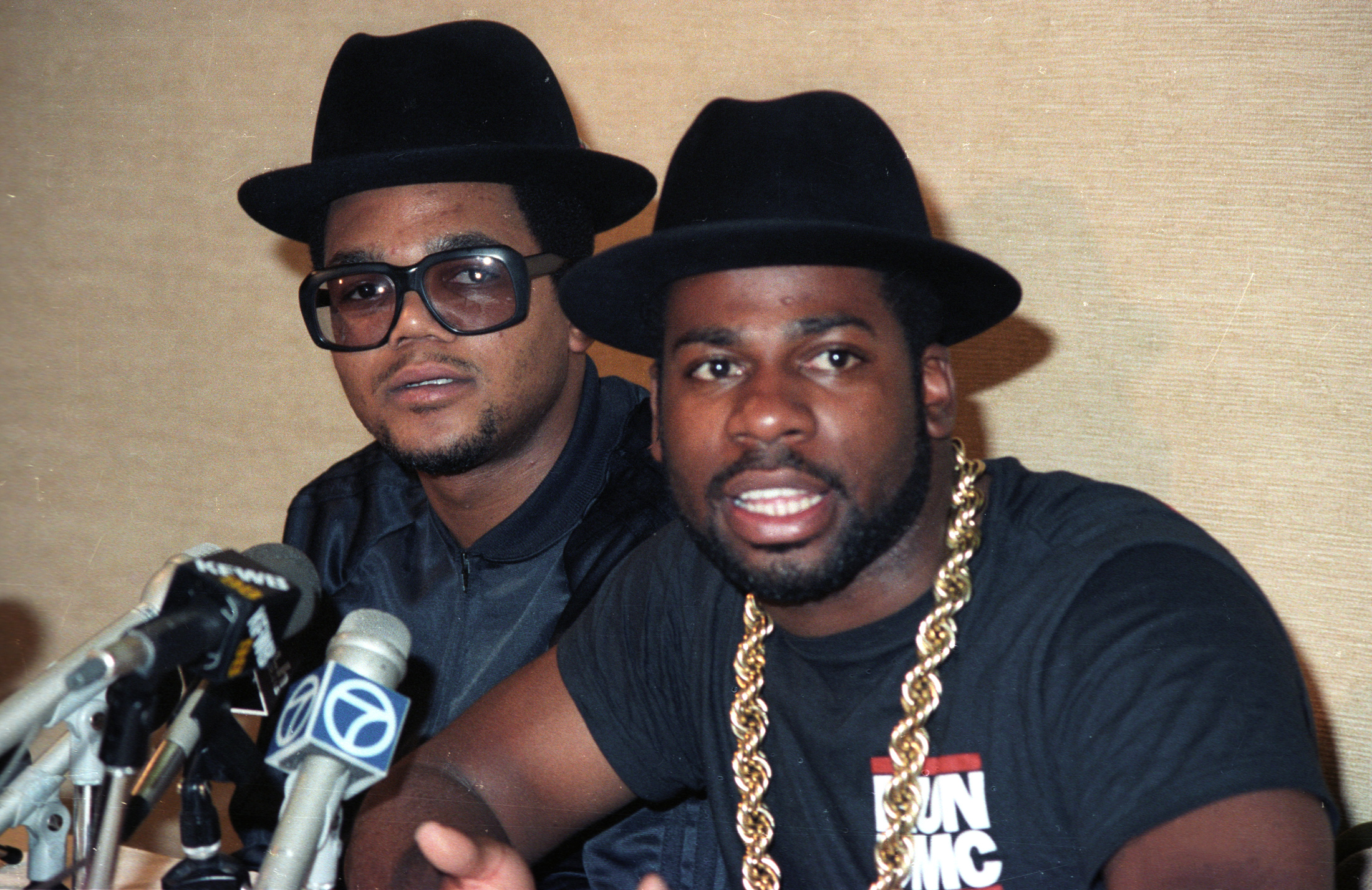 Run-DMC members Darrell 'DMC' McDaniels, left, and DJ Jam Master Jay, right, whose real name was Jason Mizell, in 1986 [File: Reuters]