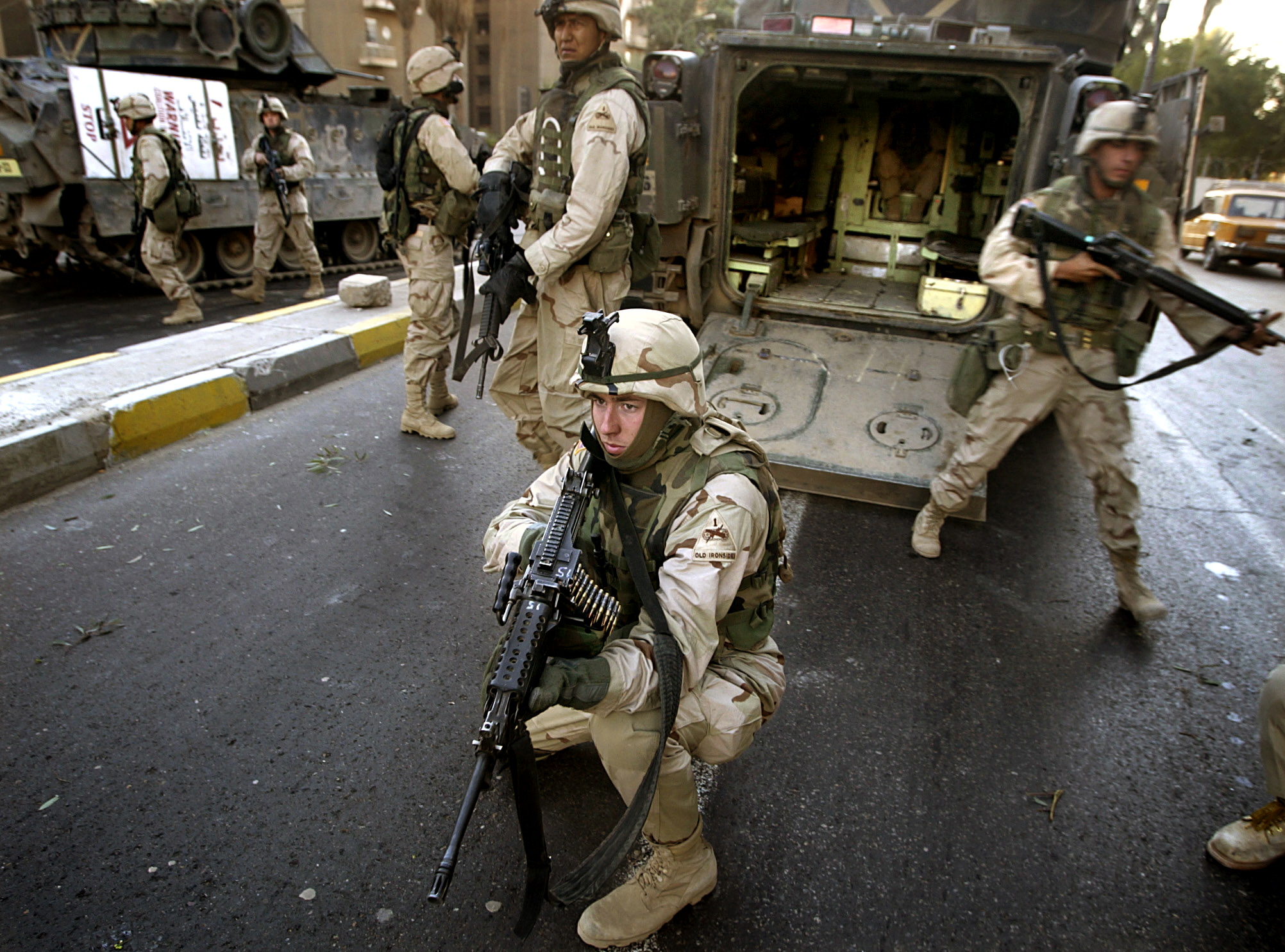 U.S. soldiers arrive at the site of morning attacks in central Baghdad November 21, 2003. 