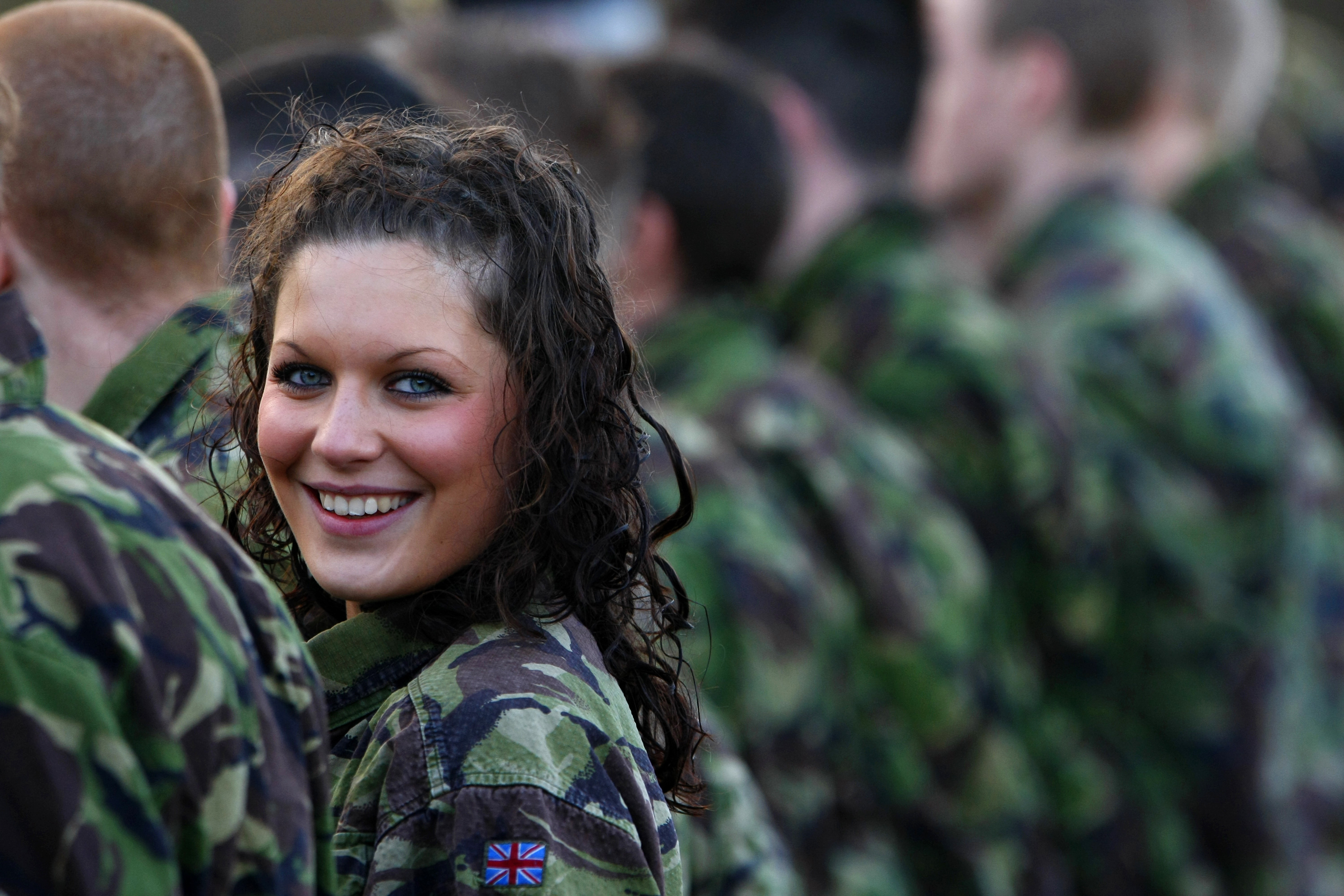 Taylor Kindred, the 1001st British army recruit this year from Scotland, smiles during a media event at Dreghorn Barracks in Edinburgh, Scotland December 9, 2009. REUTERS/David Moir (BRITAIN - Tags: MILITARY SOCIETY CONFLICT)