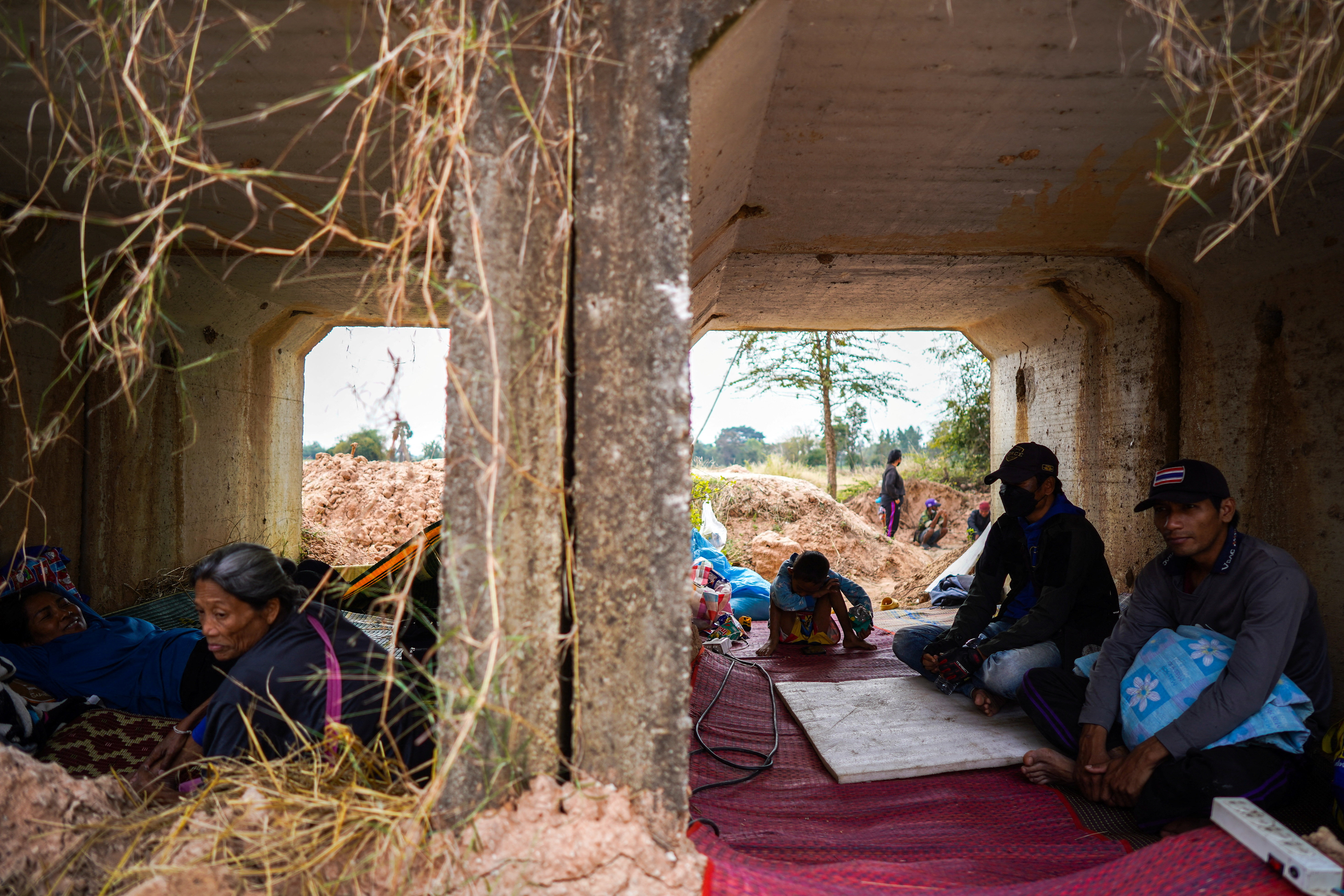 Cambodia-Thailand border clashes send half a million into shelters