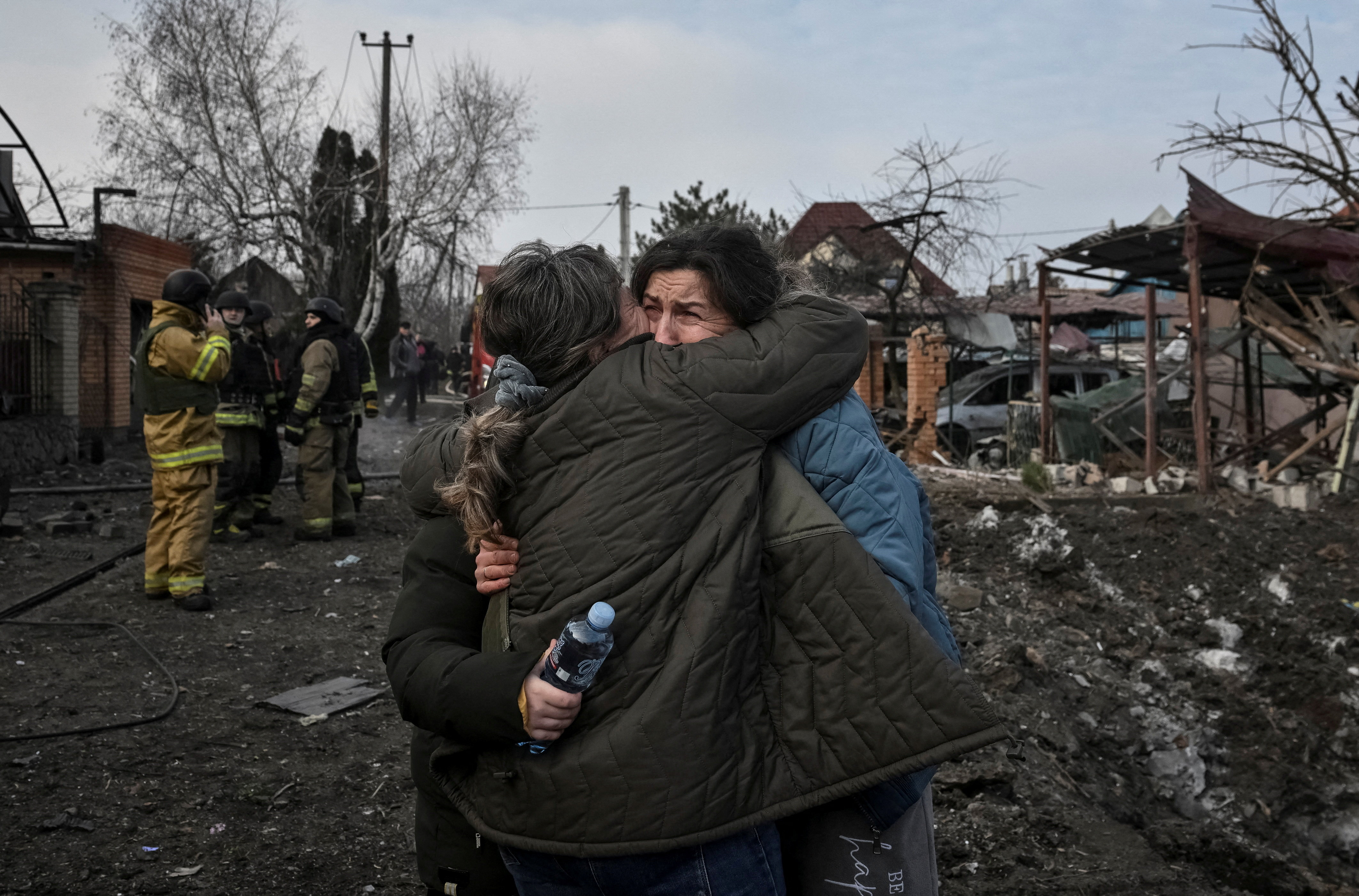 Residents react at the site of a Russian air strike, amid Russia's attack on Ukraine, in Zaporizhzhia, Ukraine December 19, 2025. REUTERS/Stringer TPX IMAGES OF THE DAY