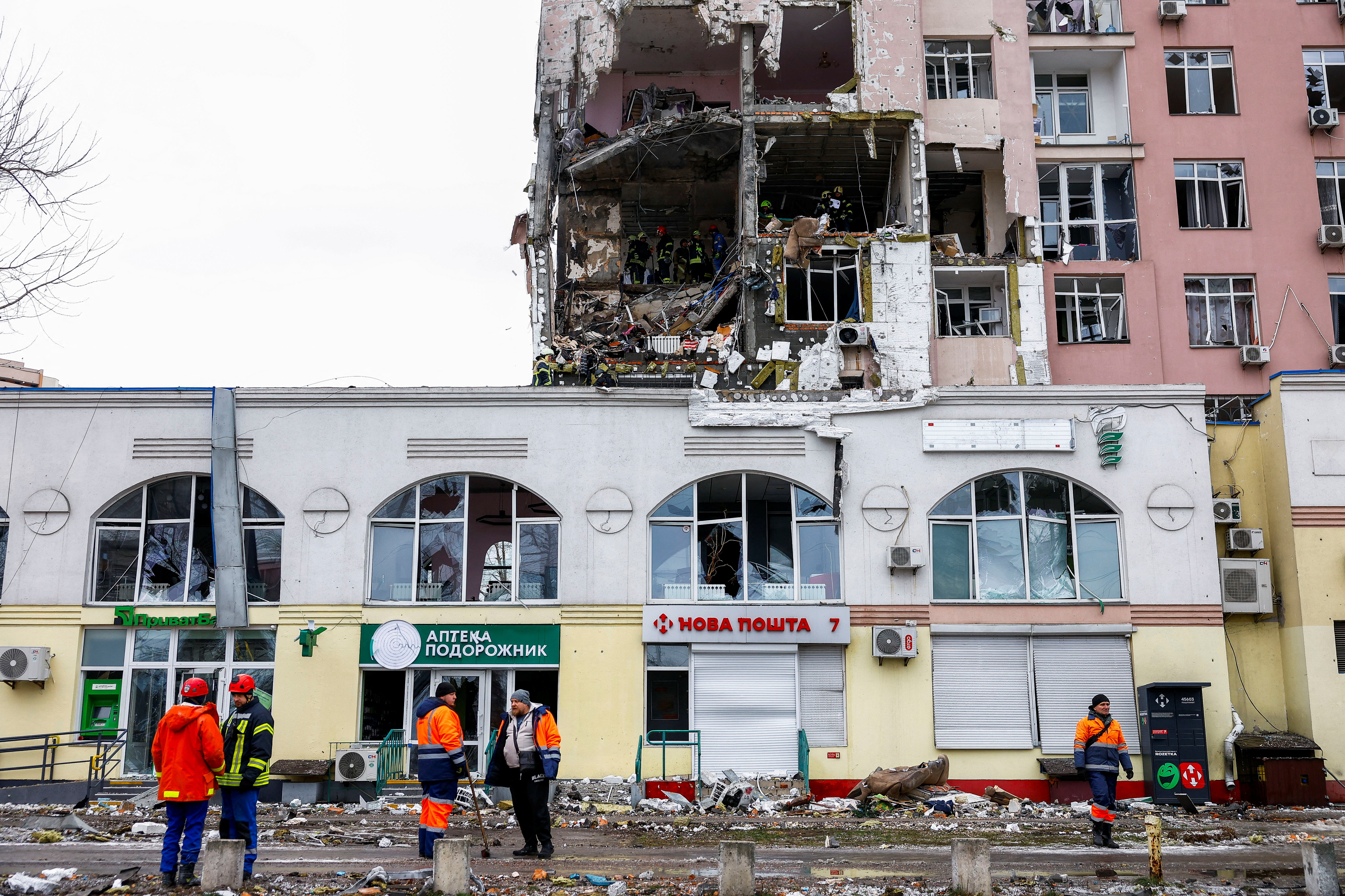 Municipal employees and firefighters work at the site of an apartment building hit during Russian missile and drone strikes, amid Russia’s attack on Ukraine in Kyiv, Ukraine December 27, 2025. REUTERS/Valentyn Ogirenko