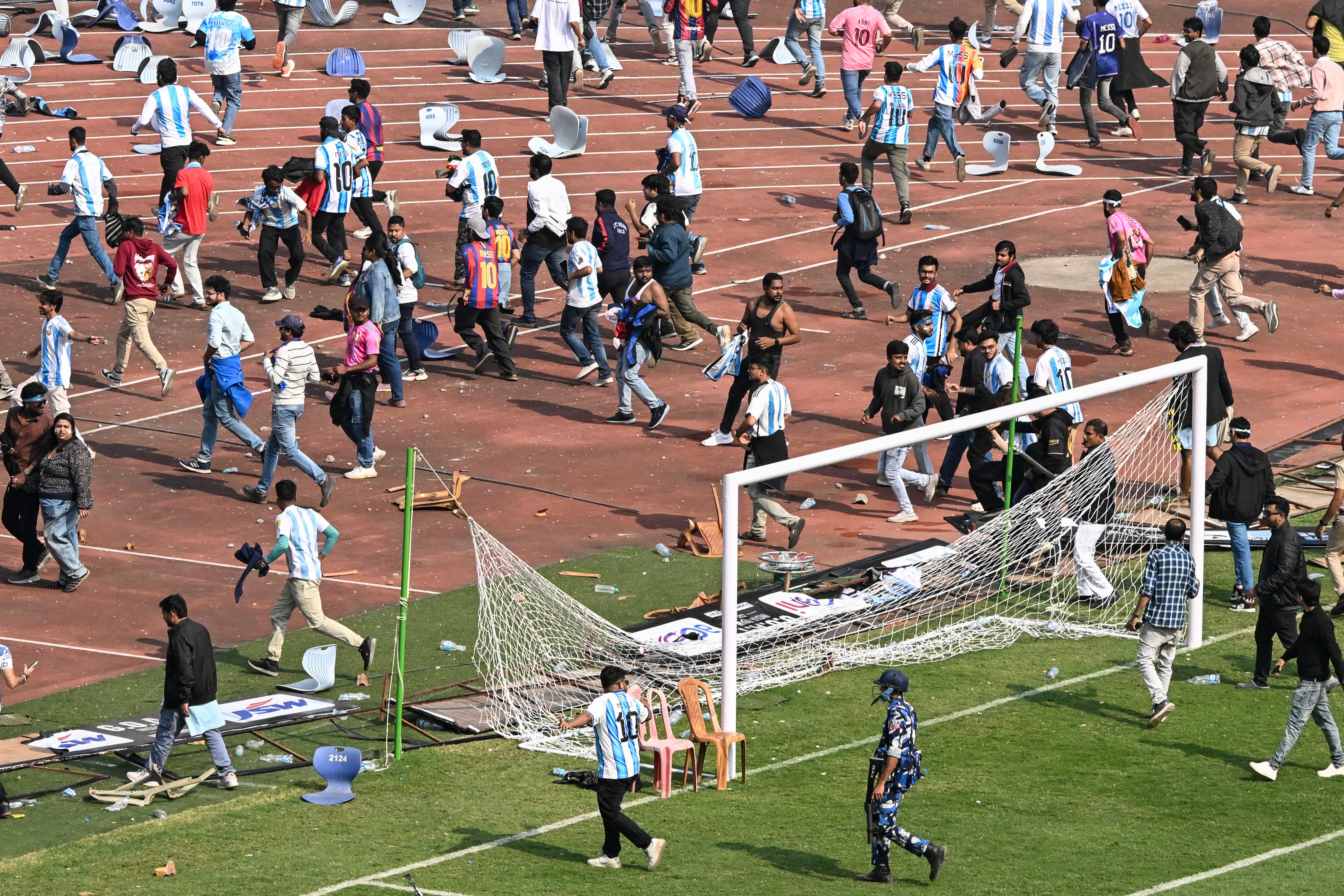 Fans vandalise India stadium after Messi's abrupt exit