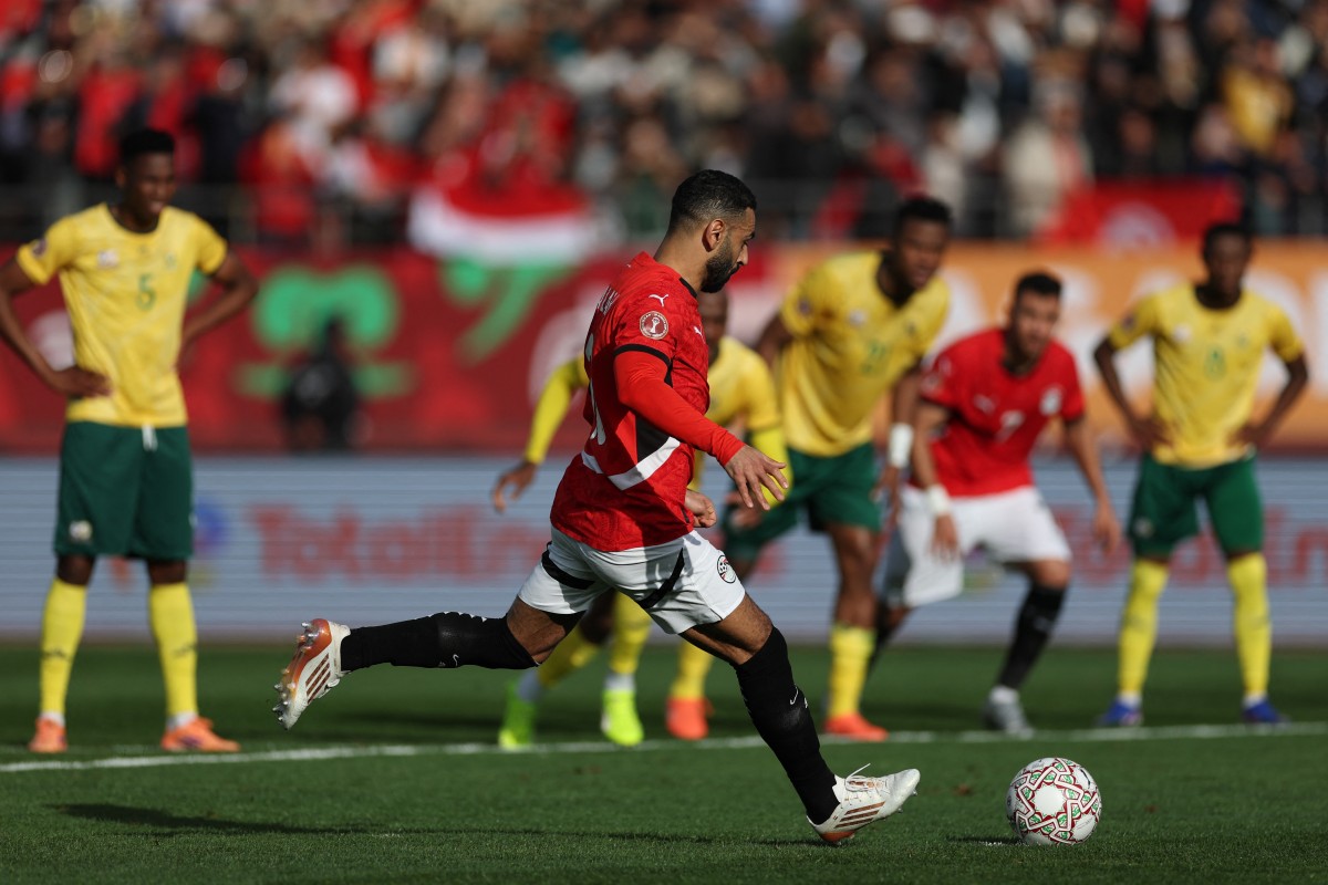 Egypt's forward #10 Mohamed Salah shoots from the penalty spot to score the team's first goal during the Africa Cup of Nations (CAN) Group B football match