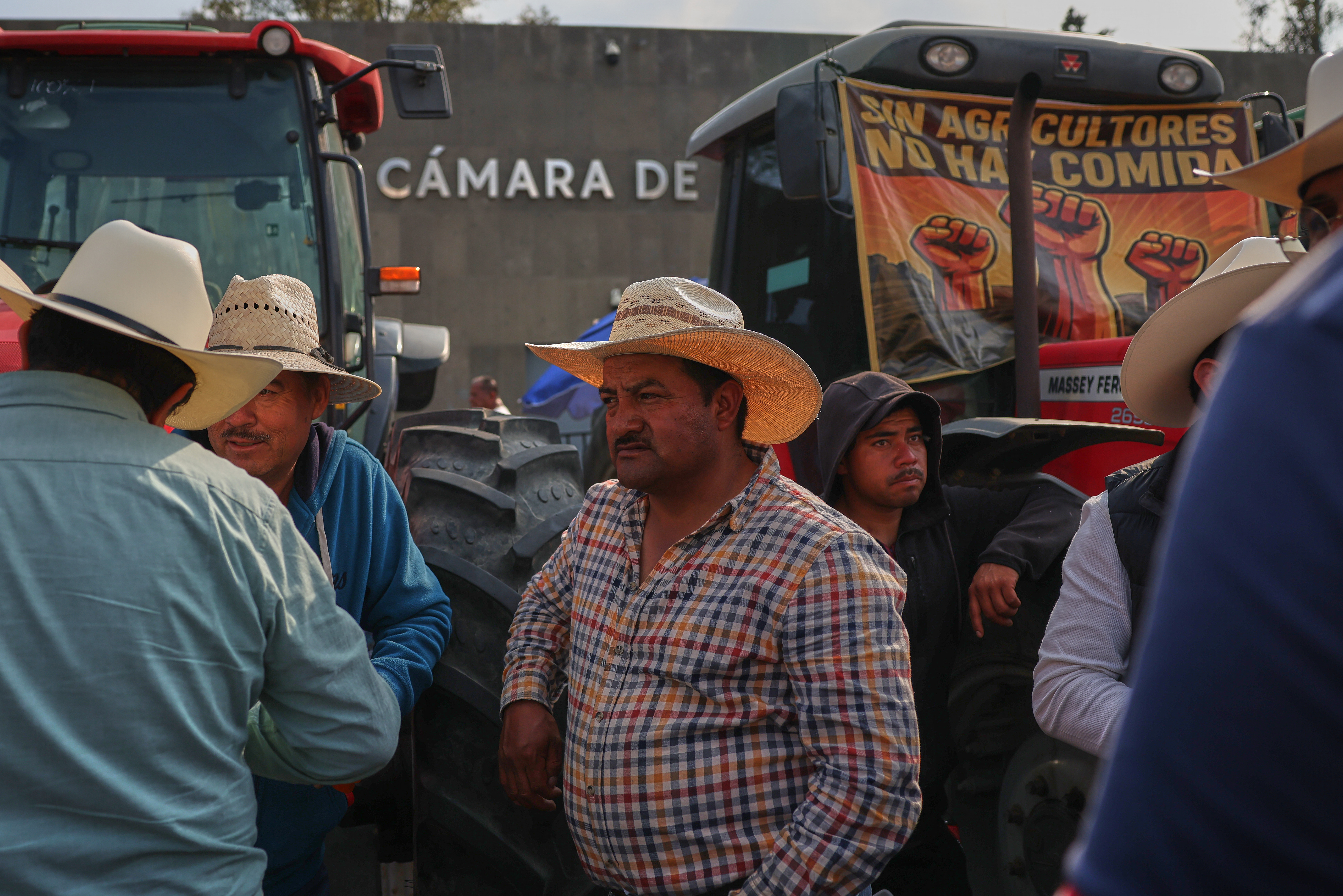 Mexican farmers protest outside Chamber of Deputies