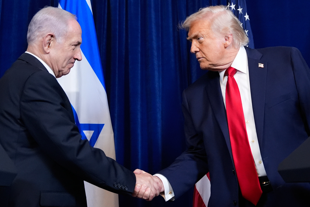 Netanyahu and Trump shake hands