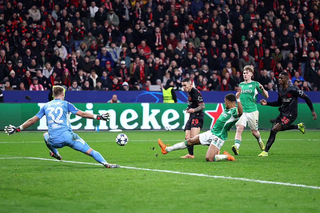 Alex Grimaldo of Bayer 04 Leverkusen scores his team's second goal past Aaron Ramsdale of Newcastle United whilst under pressure from Malick Thiaw of Newcastle United