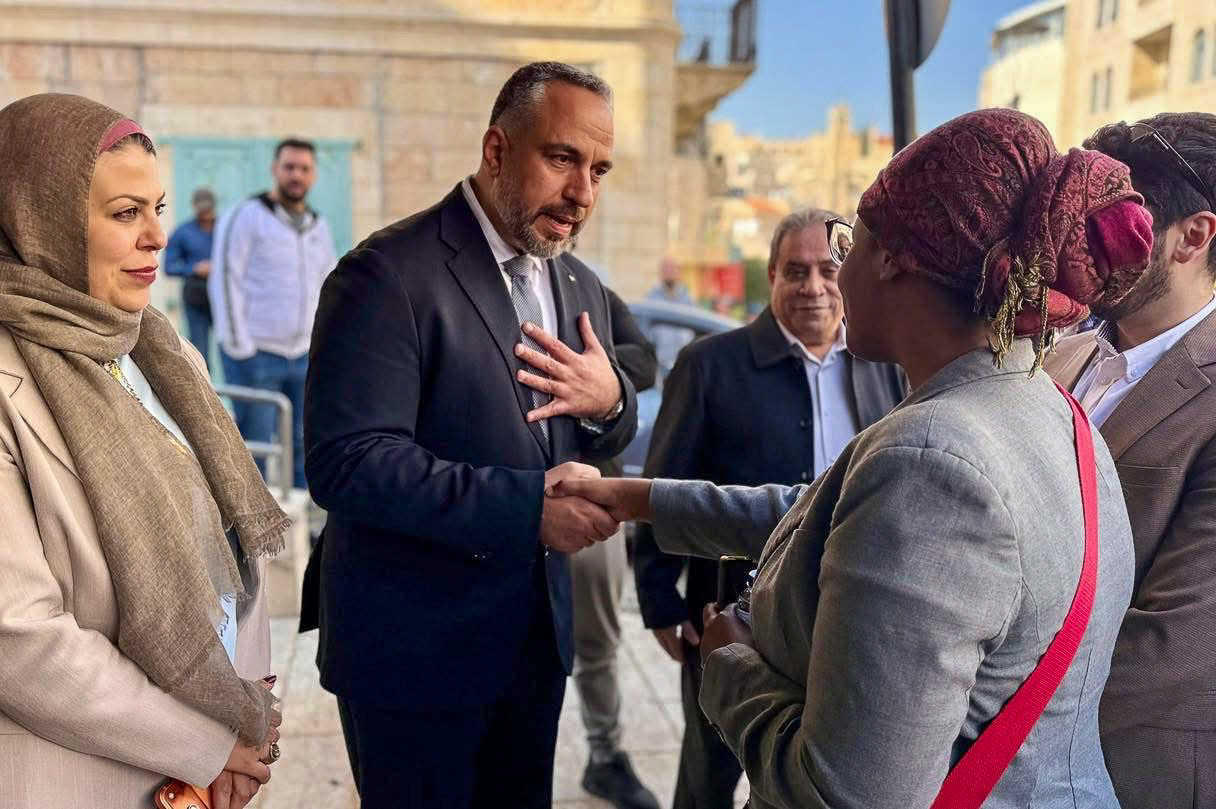 Mayor Canawati speaks to visitors