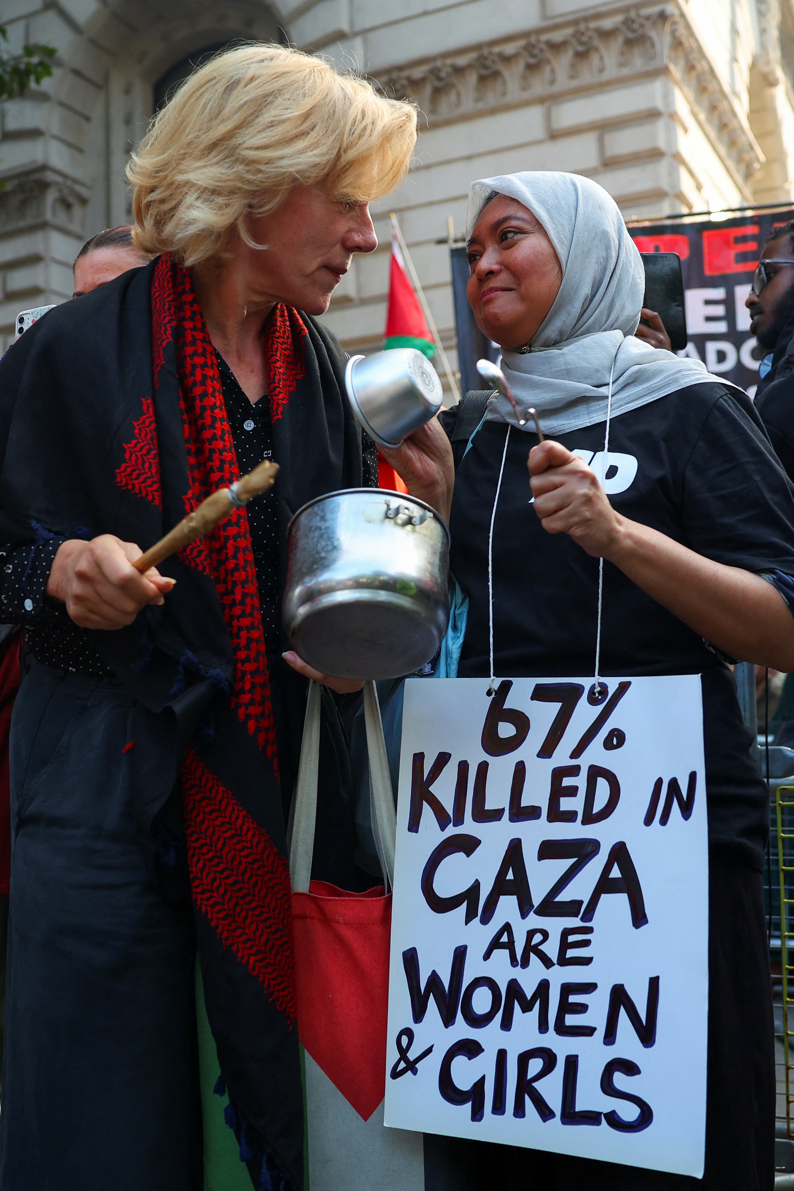 British actor Juliet Stevenson attends a pro-Palestinian protest outside Downing Street, a demonstration featuring the banging of pots and pans to honour the Palestinians shot while queuing for food in Gaza, in London, Britain, July 25, 2025. REUTERS/Isabel Infantes