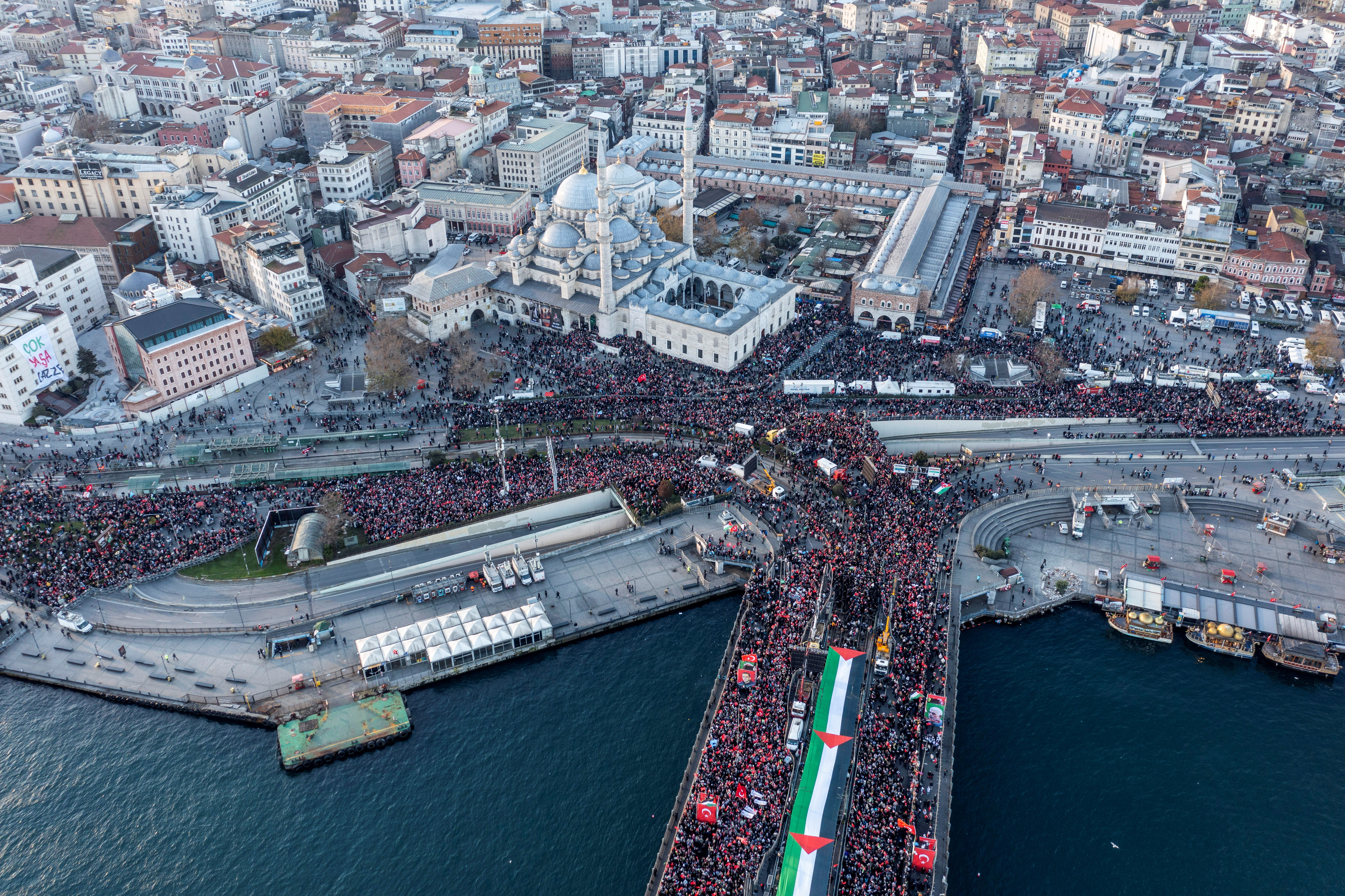 Thousands march in Turkiye’s Istanbul in solidarity with Gaza