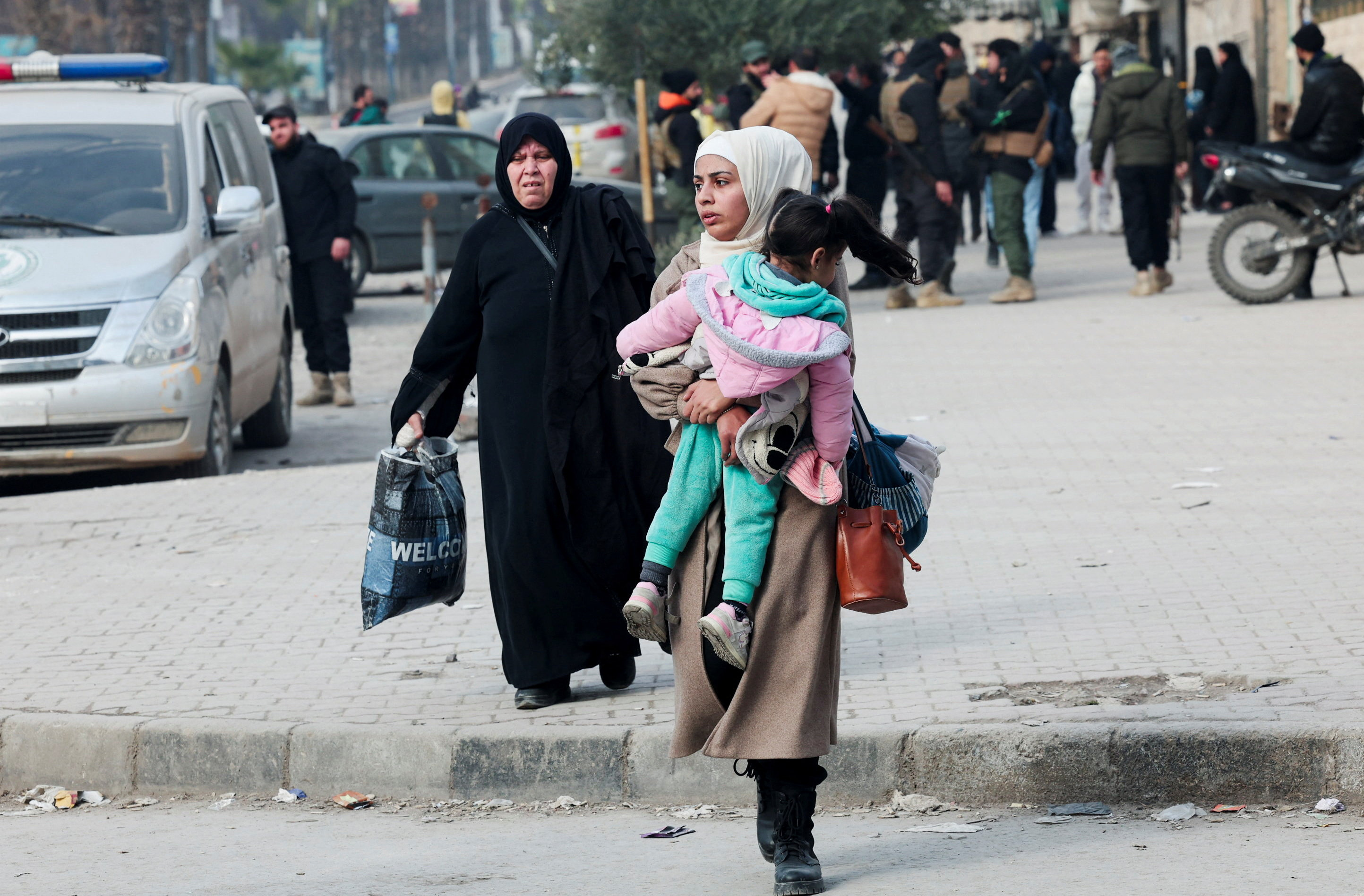 Civilians fleeing Aleppo amid intensified fighting