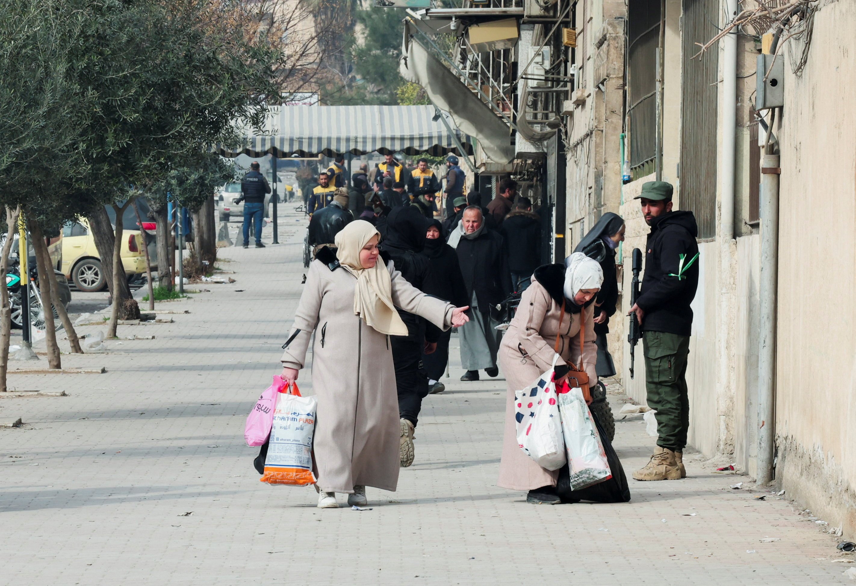 Civilians fleeing Aleppo amid intensified fighting