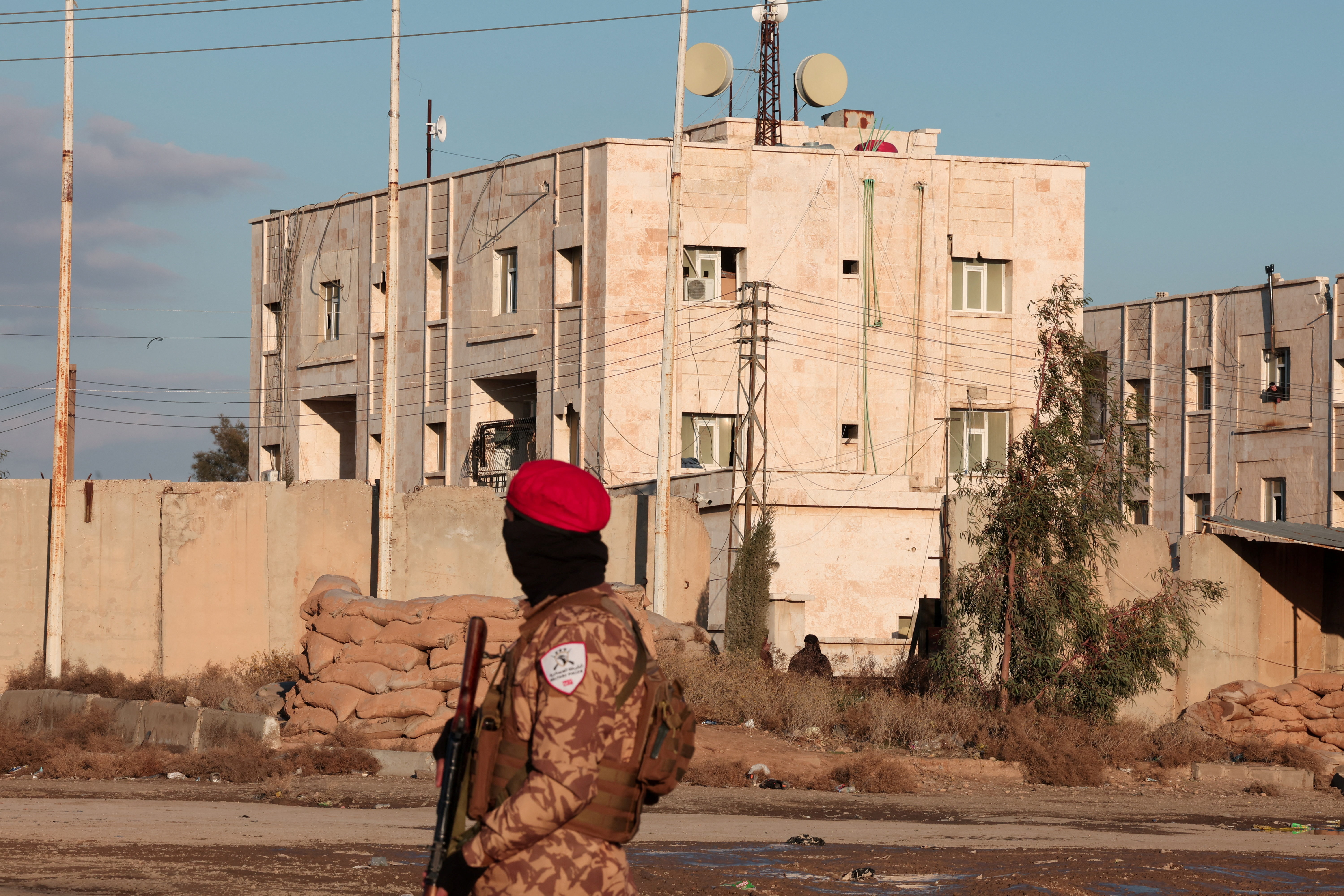 A member of Syrian military police stands guard near Raqqa prison, where the Syrian army is besieging SDF members after the army took control of the city. January 19, 2026. [Mahmoud Hassano/Reuters]