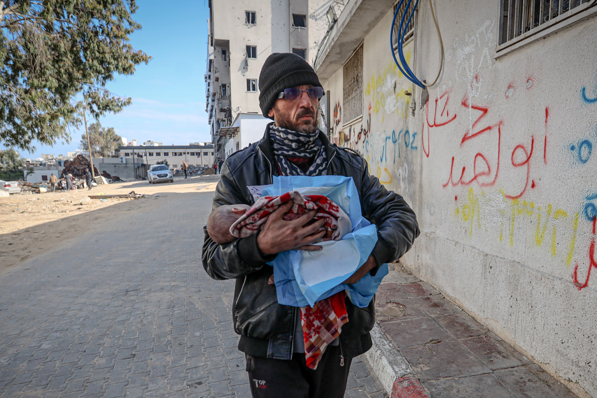 A man carries Palestinian baby Sheze Abu Cerad, from the Derej neighborhood in Gaza City, after he dies due to severe cold weather, in Gaza on January 20, 2026. [Hamza Z. H. Qraiqea/Anadolu Agency]