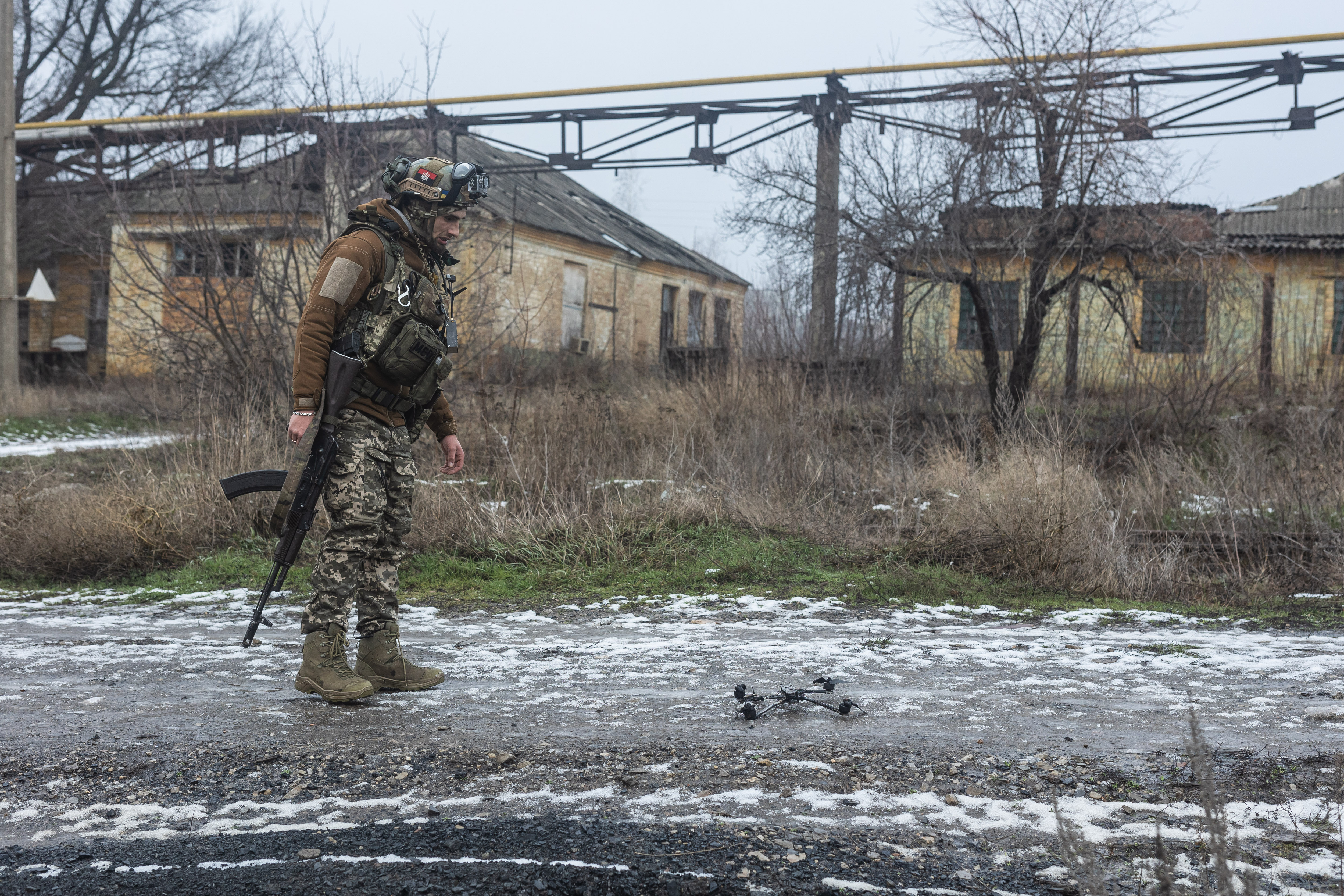DONETSK OBLAST, UKRAINE - JANUARY 7: A Ukrainian soldier from an anti-drone unit observes a Russian FPV drone on the ground, in the direction of Kostiantynivka, Ukraine, on 7 January 2026. ( Diego Herrera Carcedo - Anadolu Agency )