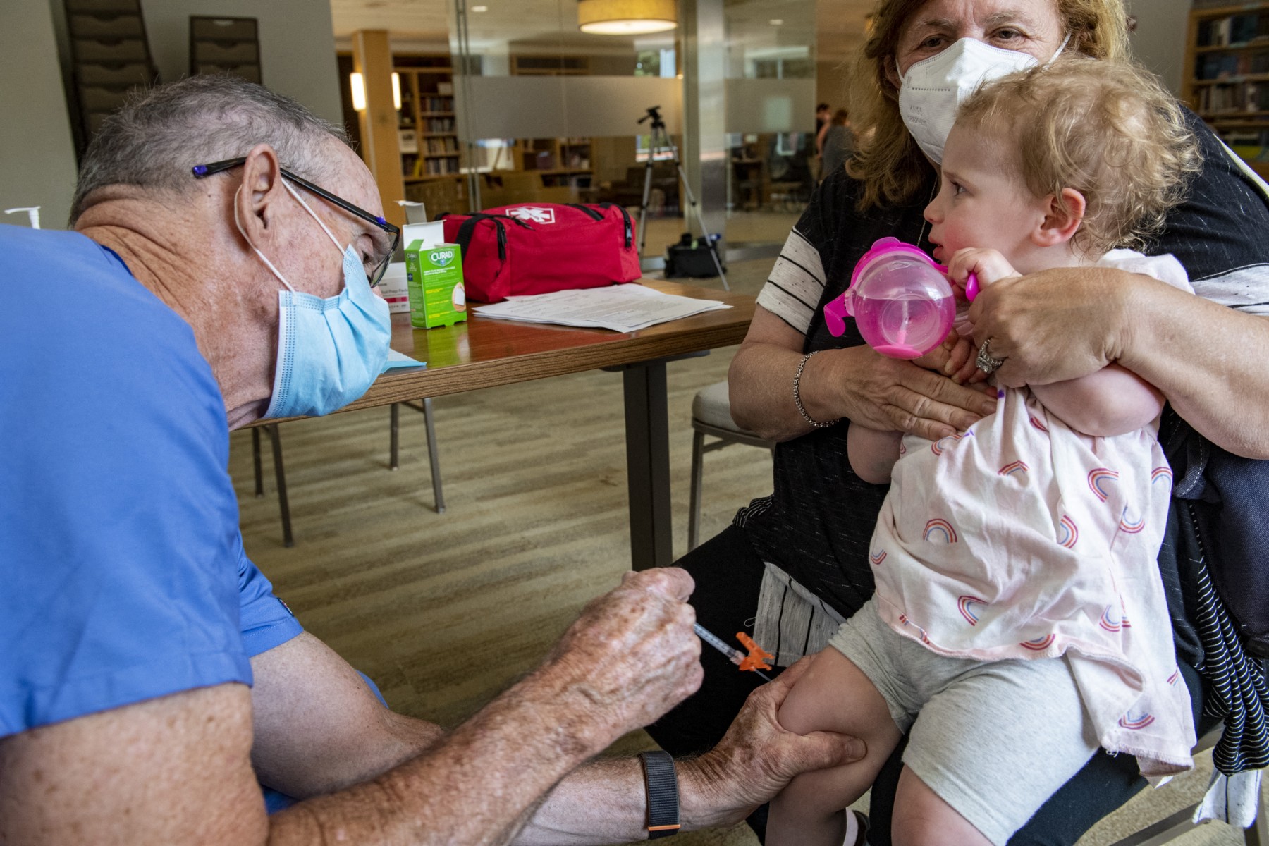 A 22 month old baby receives a Moderna Covid-19 vaccination in the thigh at Temple Beth Shalom in Needham, Massachusetts, on June 21, 2022. The temple was one of the first sites in the state to offer vaccinations to anyone in the public. US health authorities on June 18, 2022, cleared the Pfizer and Moderna Covid-19 vaccines for children aged five and younger, in a move President Joe Biden greeted as a "monumental step" in the fight against the virus. (Photo by Joseph Prezioso / AFP)