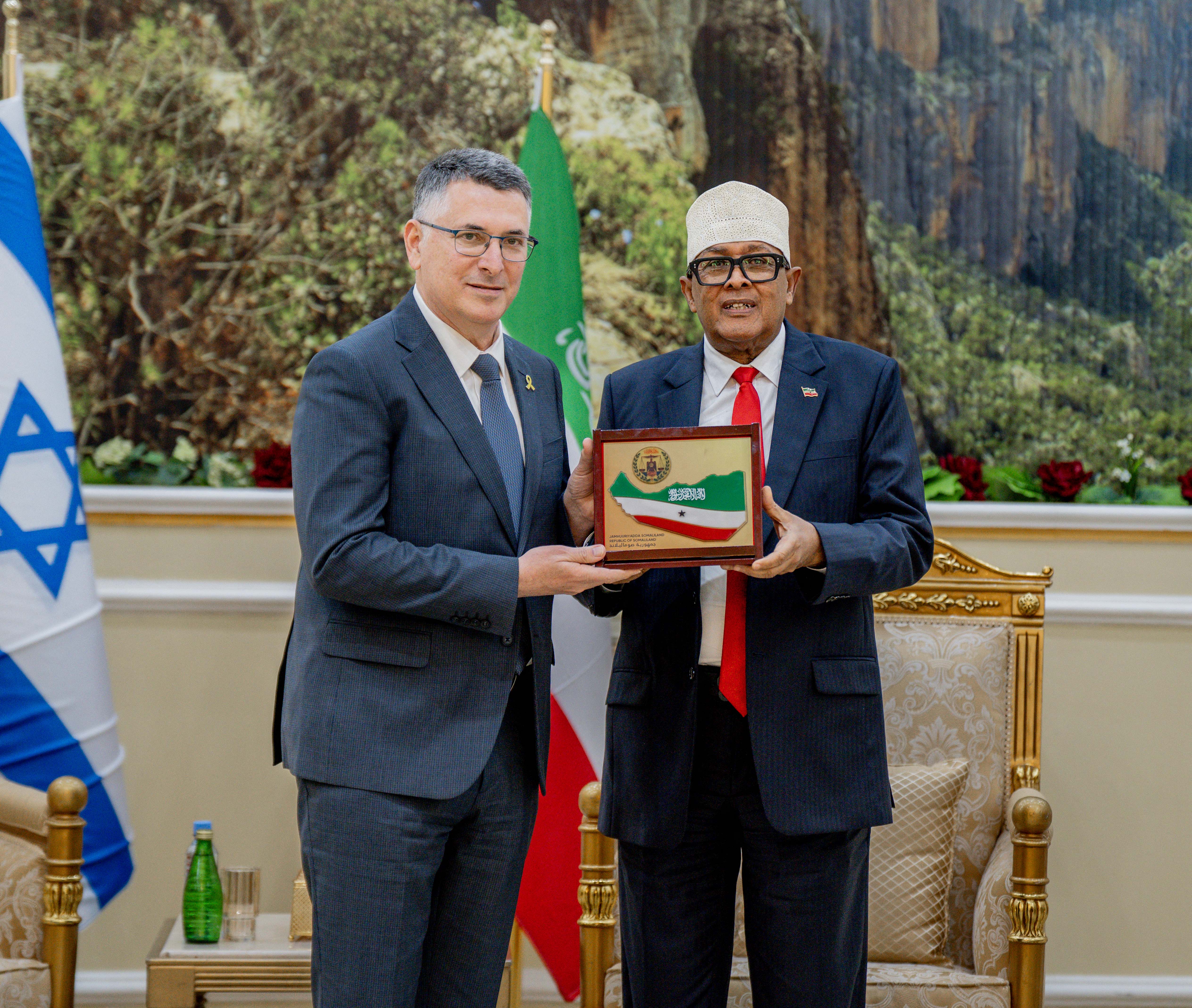 This handout photograph taken and released by the Somaliland Presidential Office on January 6, 2026 shows Somaliland's President Abdirahman Abdullahi Mohamed (R) posing for a photograph with Israel's Foreign Minister Gideon Saar (L) at the Presidential Palace in Hargeisa. Israel's Foreign Minister arrived in Somaliland on January 6, 2026 in the first high-profile visit by an Israeli official since the country recognised the breakaway region in the Horn of Africa, the Somaliland presidency said. (Photo by Somaliland Presidential Office / AFP) / RESTRICTED TO EDITORIAL USE - MANDATORY CREDIT "AFP PHOTO / SOMALILAND PRESIDENTIAL OFFICE / HANDOUT / " - NO MARKETING NO ADVERTISING CAMPAIGNS - DISTRIBUTED AS A SERVICE TO CLIENTS
