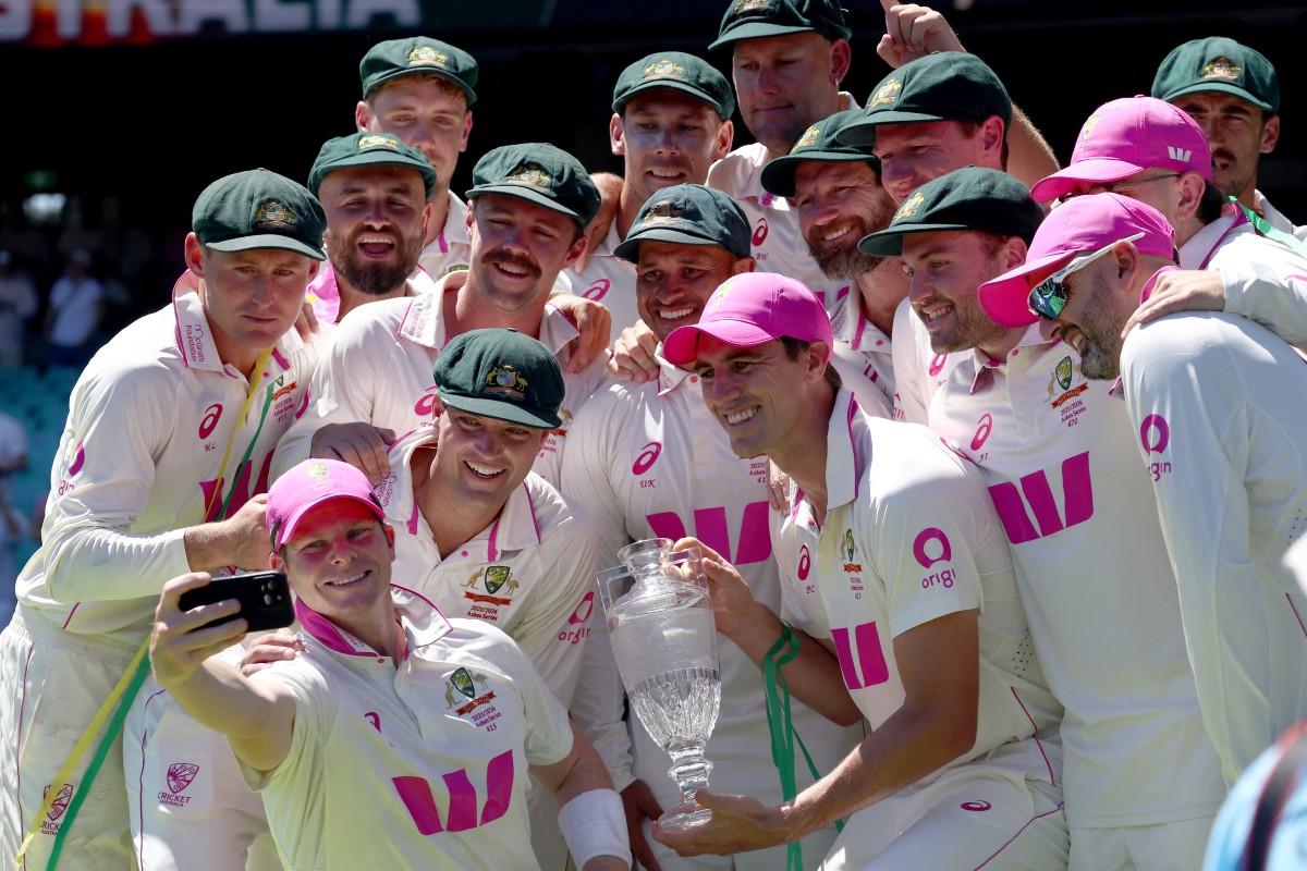Australias captain Steve Smith (2nd L) takes a selfie with team mates as they celebrate with the Waterford Crystal Ashes Trophy at the end of the fifth Ashes cricket Test between Australia and England at Sydney Cricket Ground on January 8, 2026. (Photo by DAVID GRAY / AFP) / -- IMAGE RESTRICTED TO EDITORIAL USE - STRICTLY NO COMMERCIAL USE --