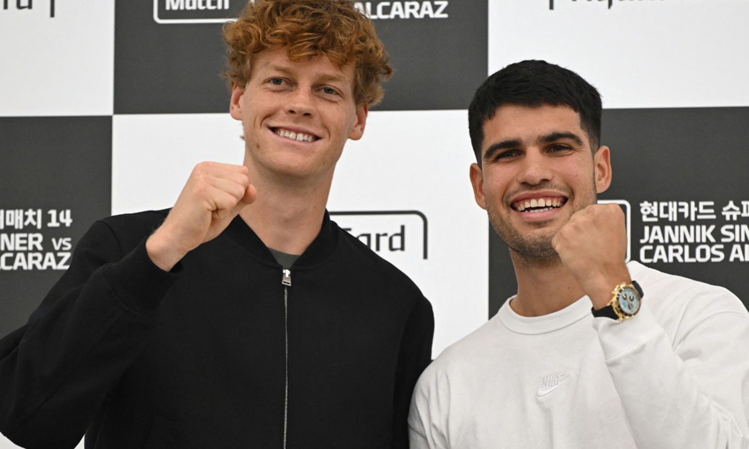 Italy's Jannik Sinner (L) and Spain's Carlos Alcaraz pose for a photo.