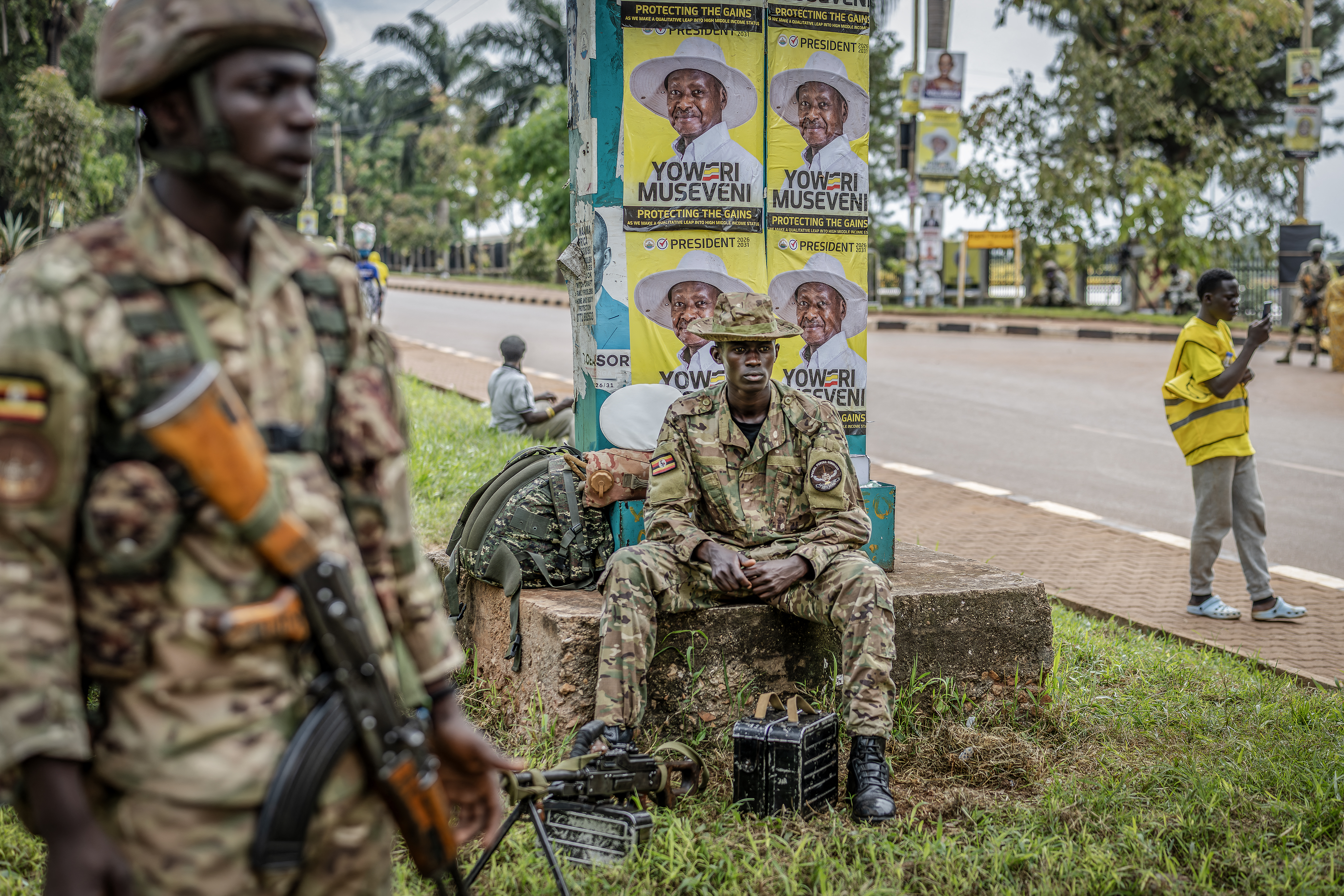 Members of Ugandas Special Forces Command monitor the area as supporters of Ugandas incumbent president and National Resistance Movement (NRM) presidential candidate Yoweri Museveni head to the rally grounds ahead of the partys closing campaign rally ahead of the 2026 Ugandan general elections, in Kampala on January 13, 2026. (Photo by AFP)