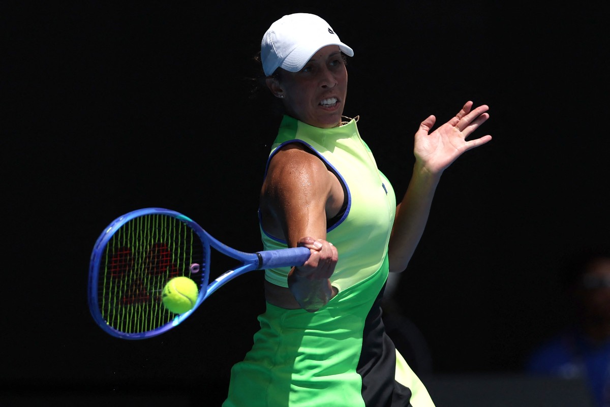 USA's Madison Keys hits a return to Ukraines Oleksandra Oliynkova during their women's singles match on day three of the Australian Open tennis tournament in Melbourne on January 20, 2026. (Photo by Martin KEEP / AFP) / -- IMAGE RESTRICTED TO EDITORIAL USE - STRICTLY NO COMMERCIAL USE --