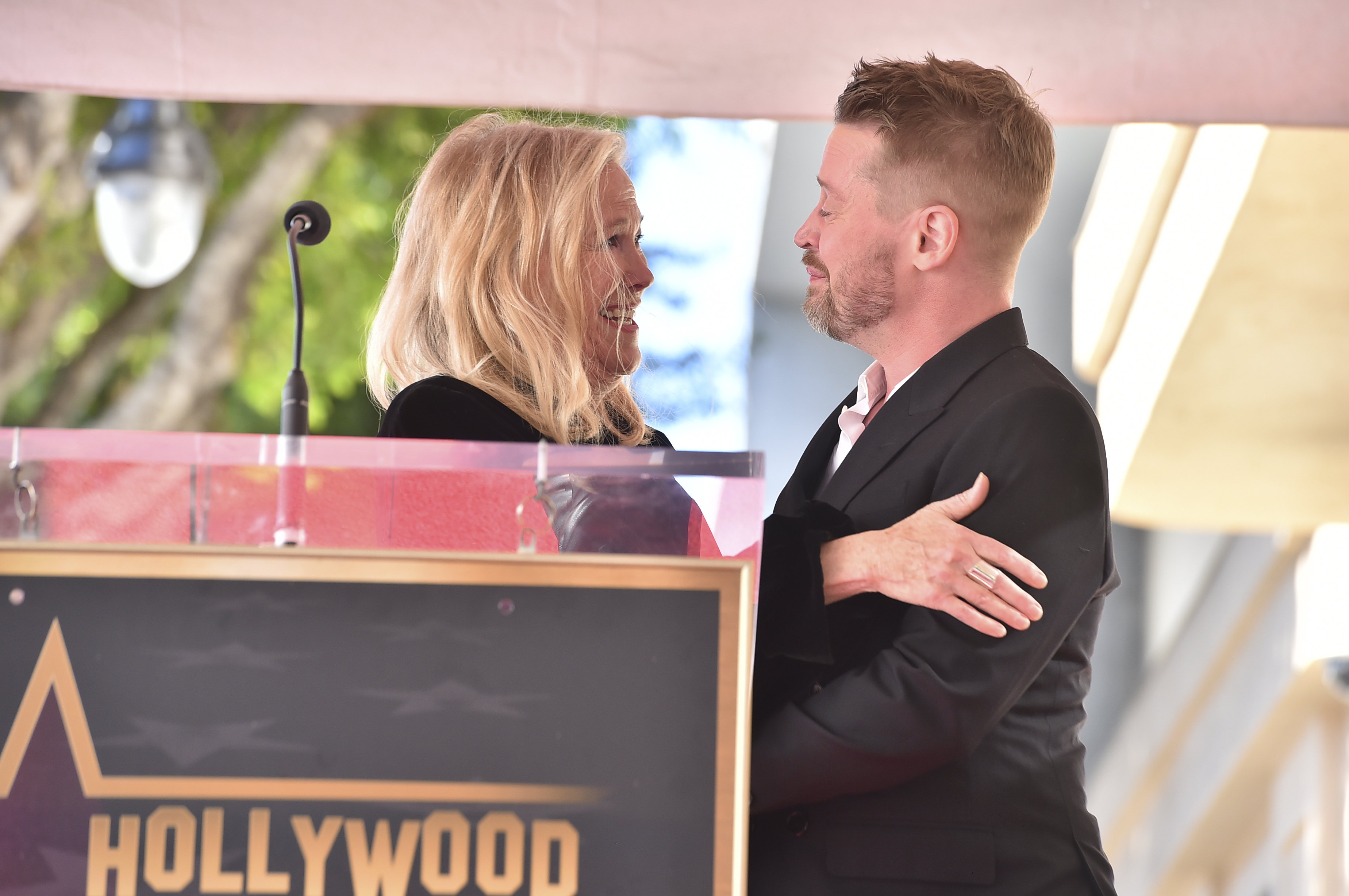 Catherine O'Hara embraces Macaulay Culkin