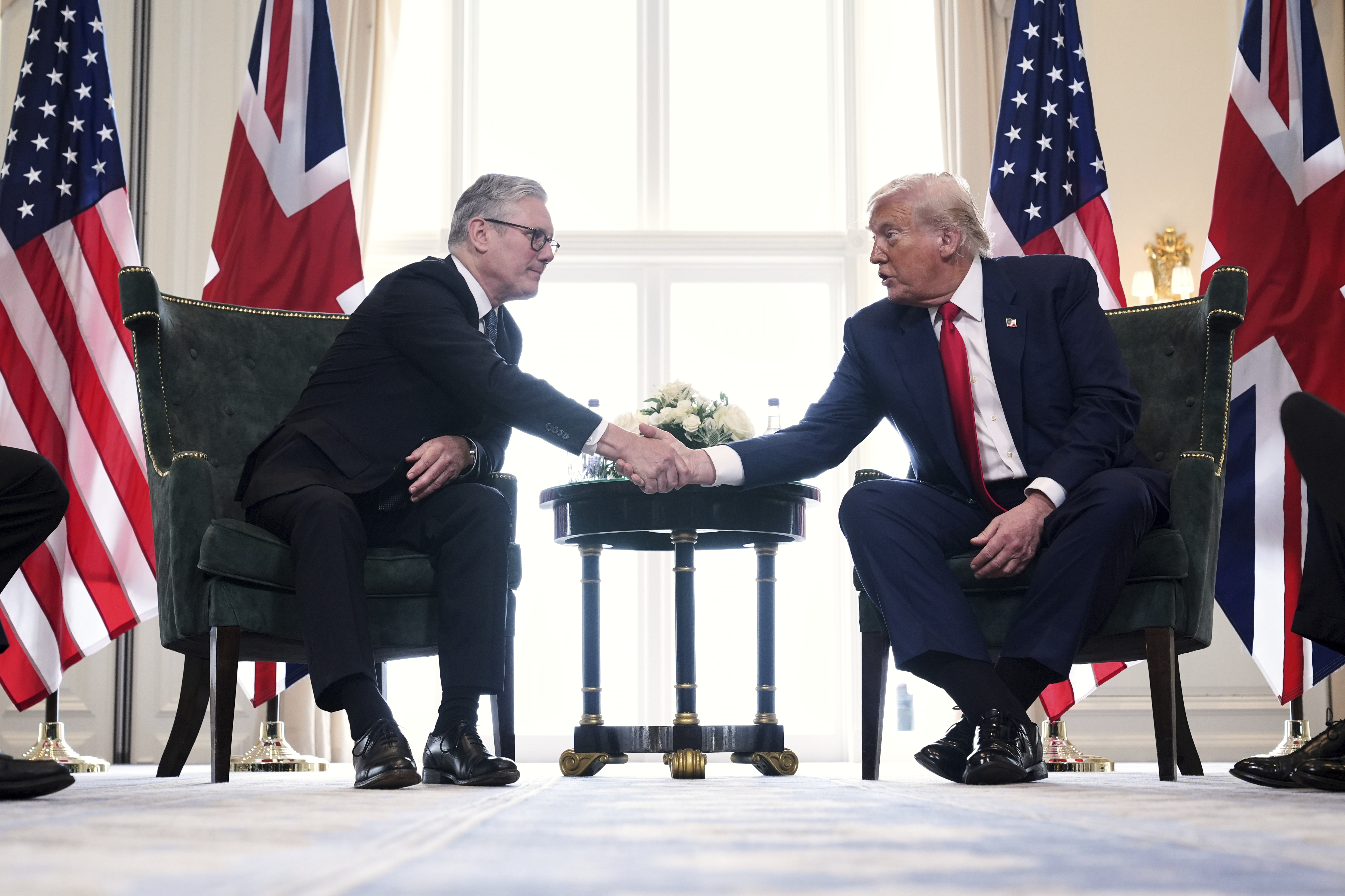 Trump shakes hands with Keir Starmer