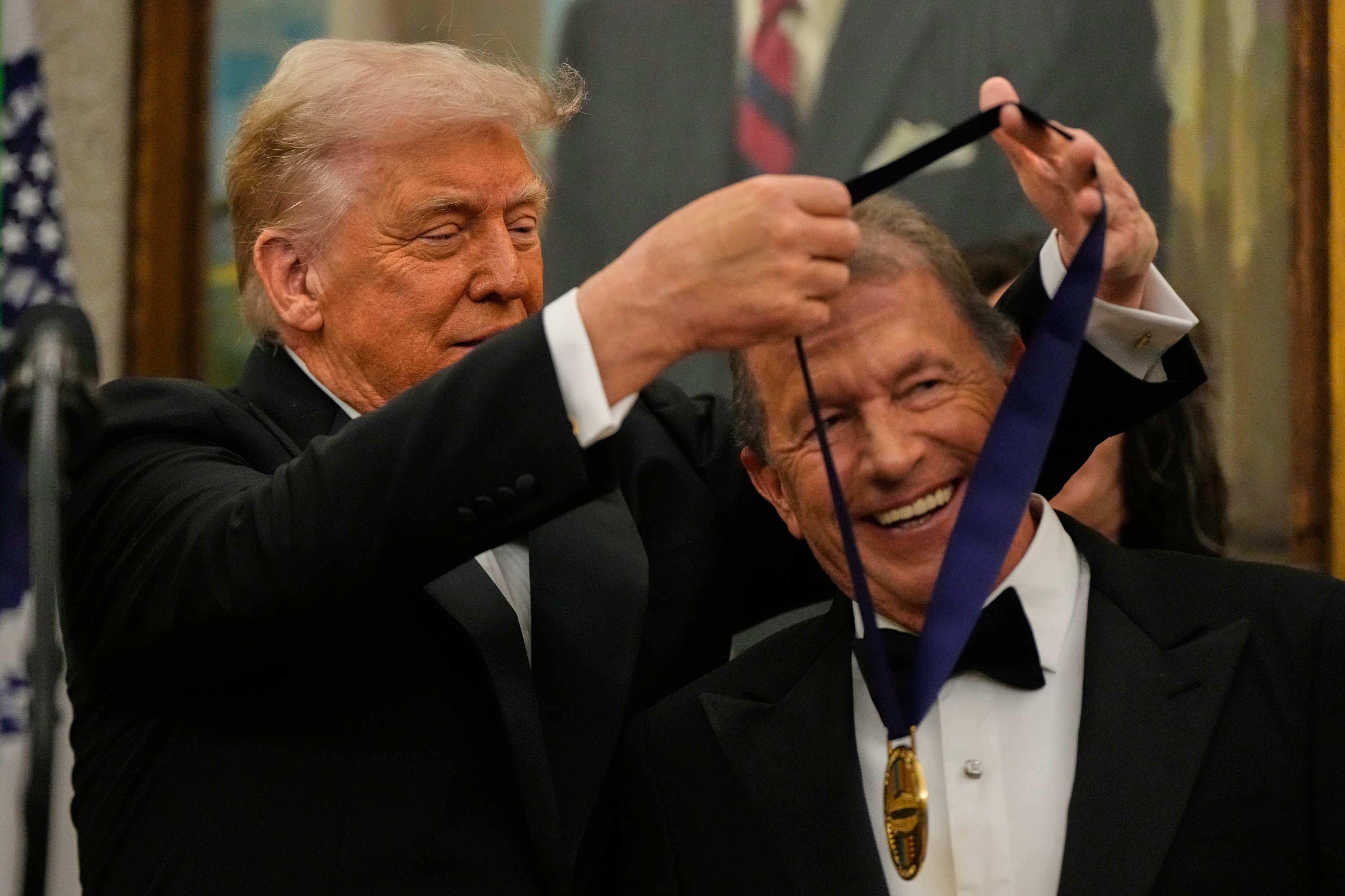 Trump puts a medal on George Strait