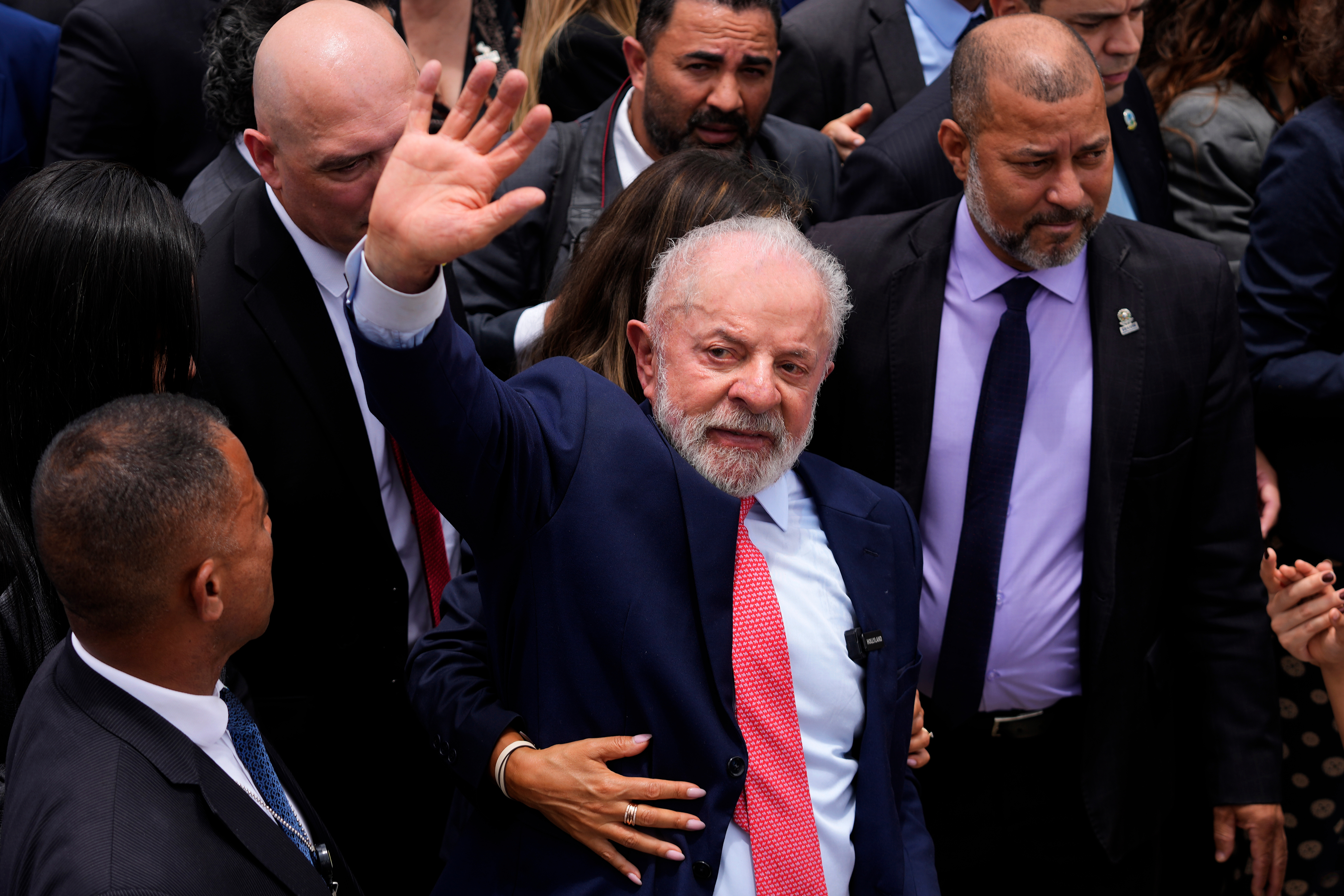 Lula waves in a crowd