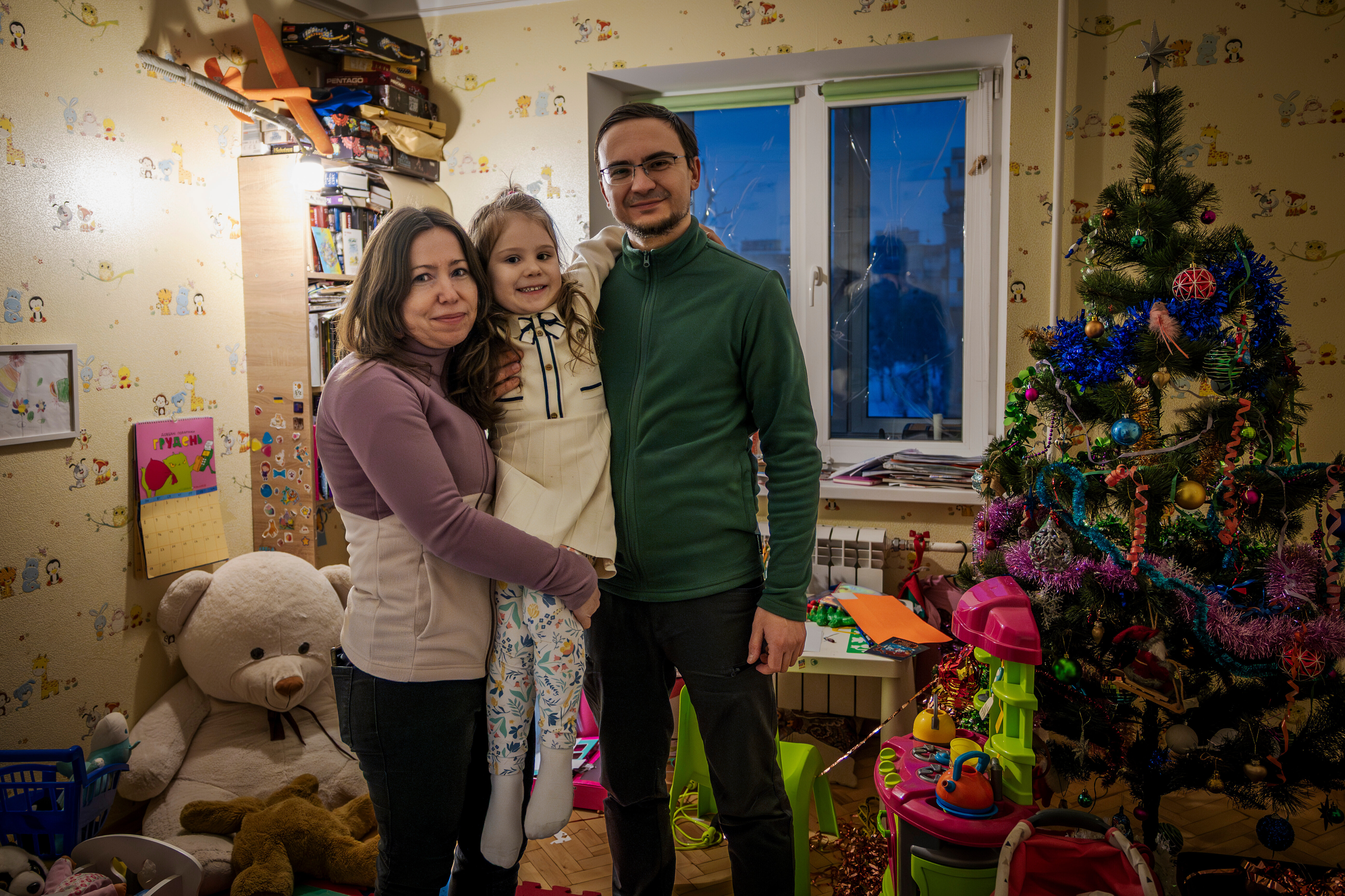 Residents of Kyiv endure freezing conditions due to power outages