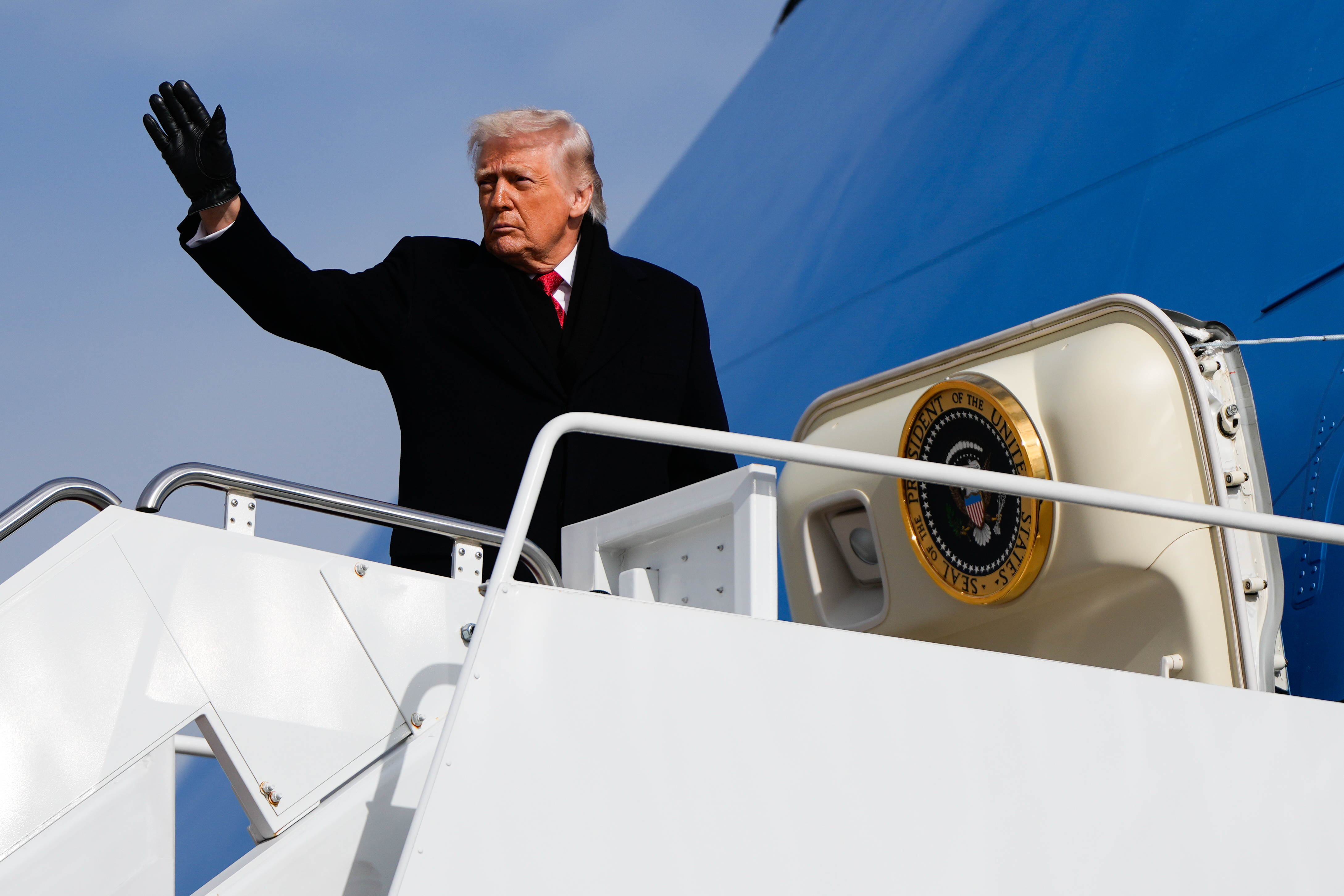 Donald Trump waves from Air Force One