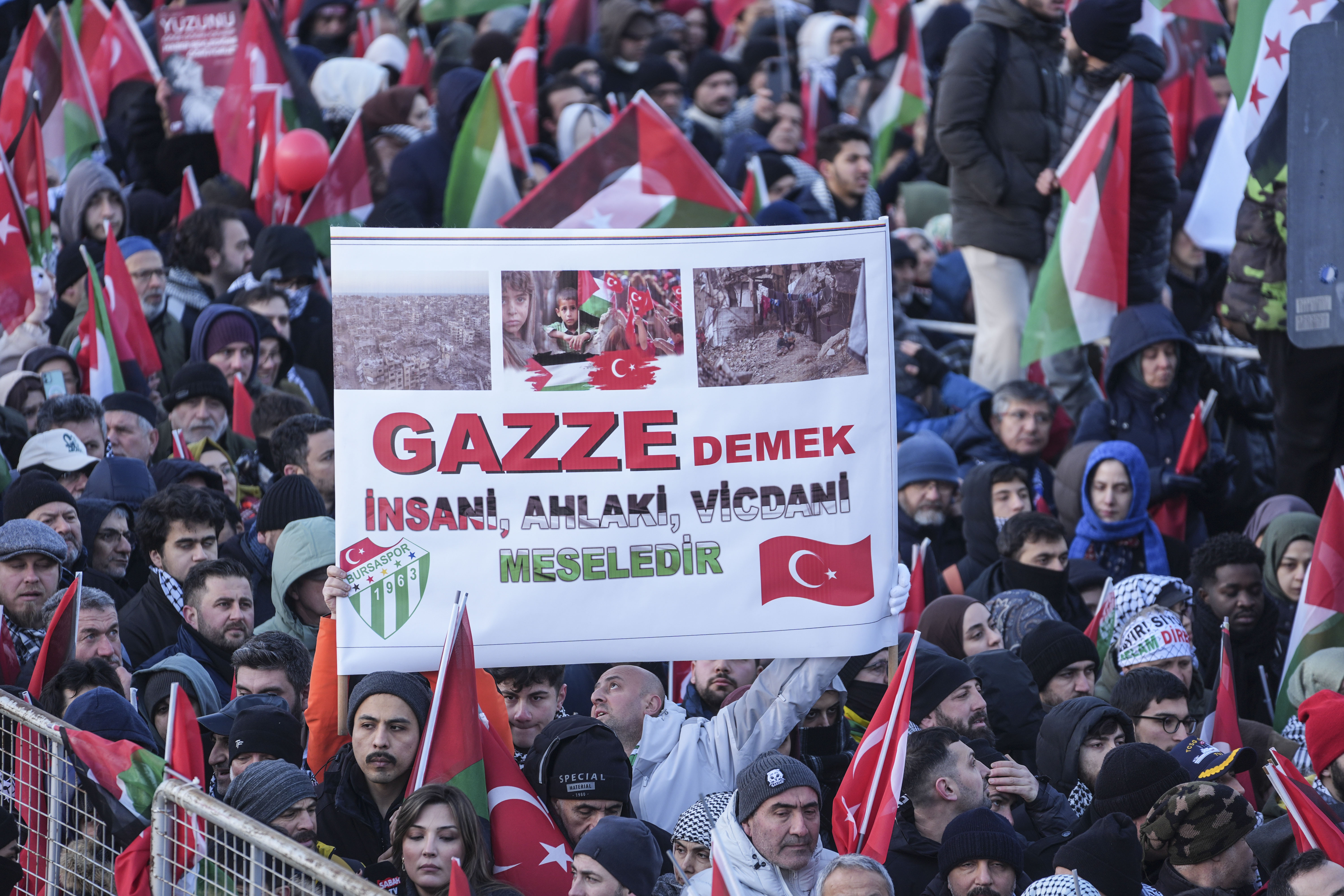 Thousands march in Turkiye’s Istanbul in solidarity with Gaza