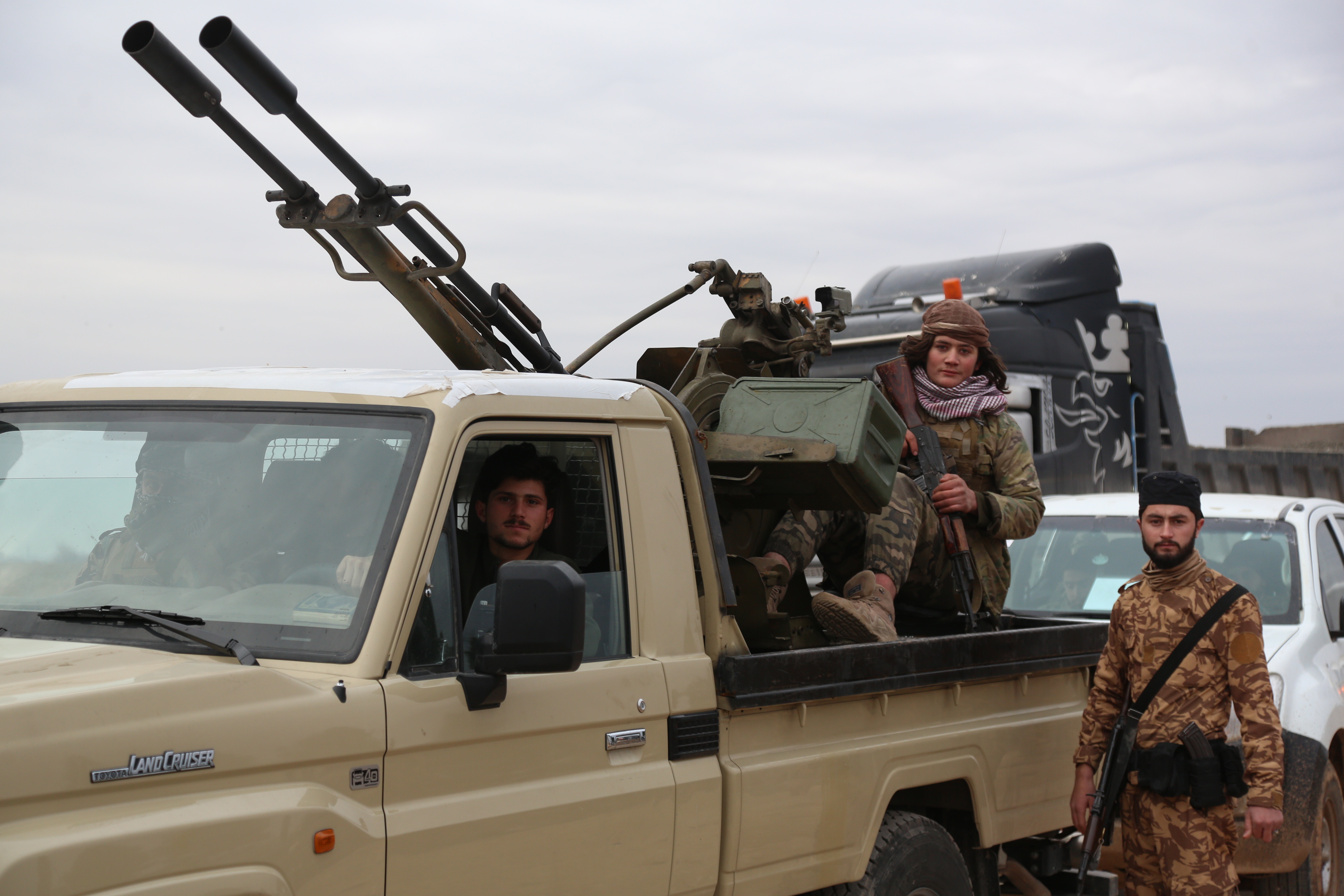 Syrian army enters the city after SDF withdraws from Dayr Hafir