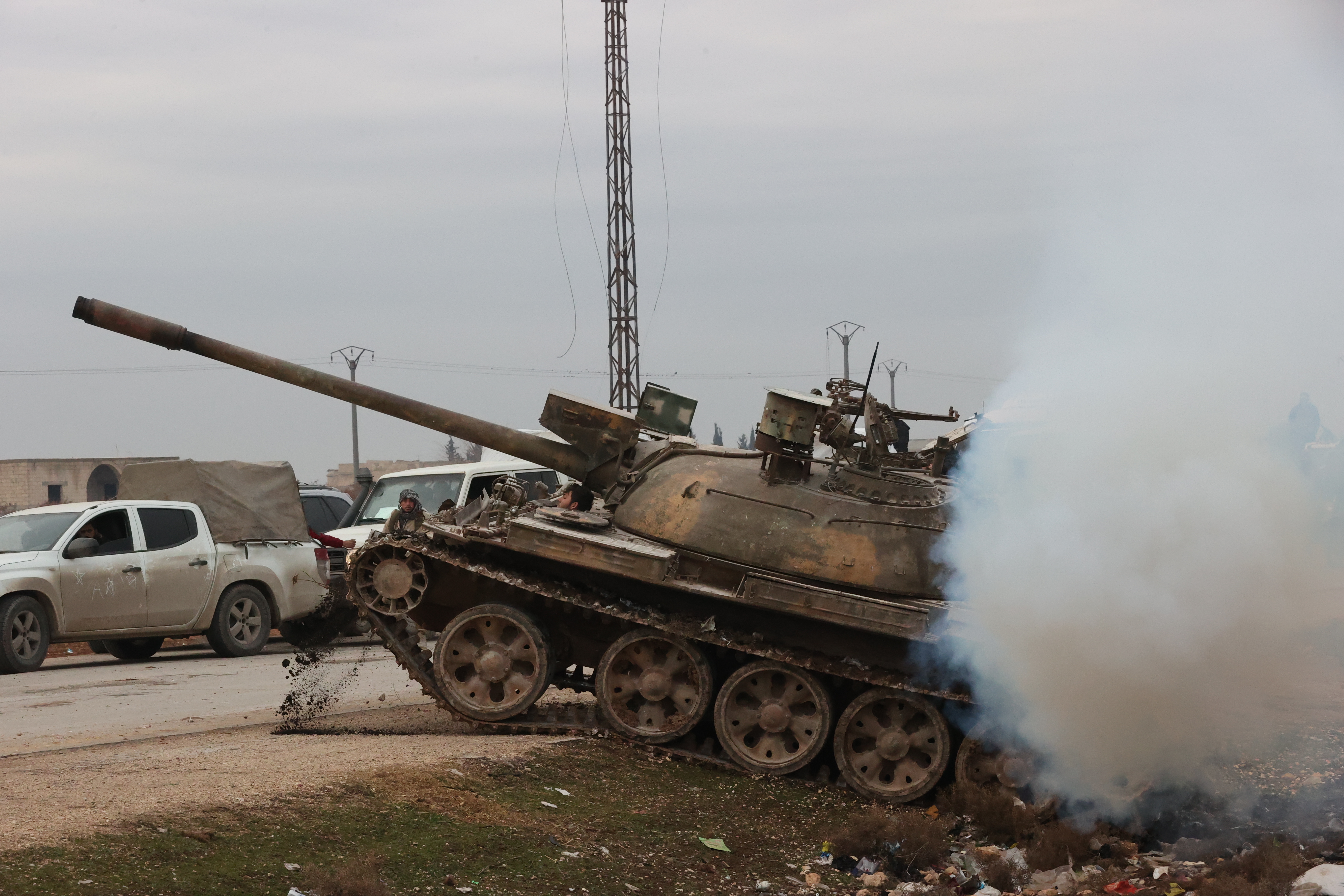 Syrian army enters the city after SDF withdraws from Dayr Hafir
