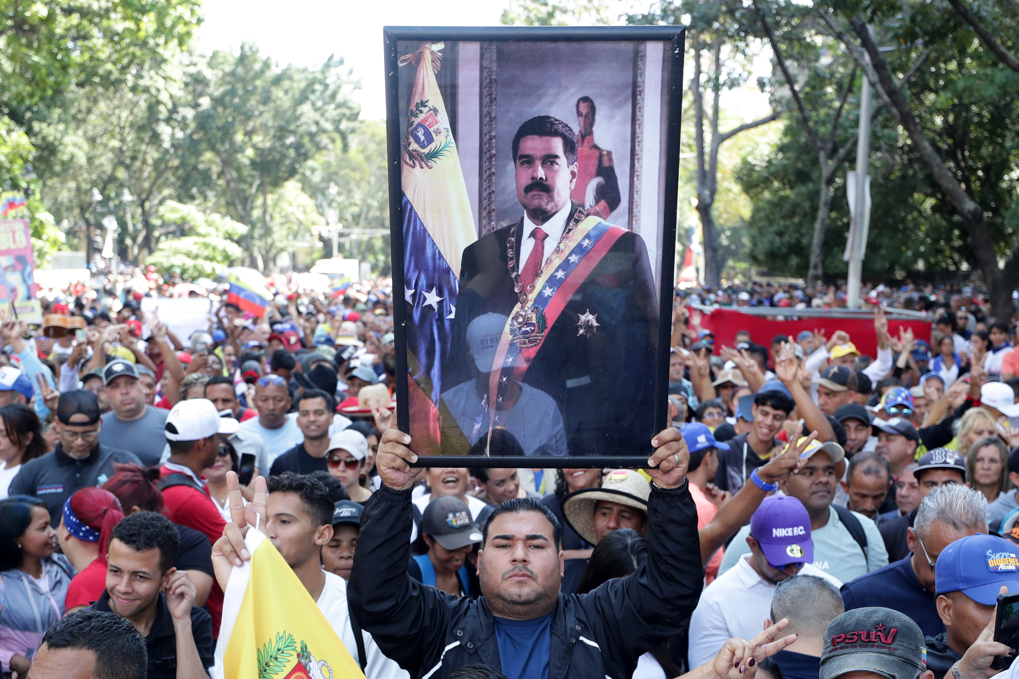 epa12629271 A man holds a picture of the captured President of Venezuela, Nicolas Maduro, during a march in support of the start of the National Assembly in Caracas, Venezuela, 05 January 2026. The Venezuelan Parliament began the 2026-2031 legislative session, once again controlled by Chavismo and with the return of some opposition figures who had distanced themselves from the country's largest opposition coalition, in a session marked by uncertainty following the capture of President Nicolas Maduro during the military attack launched on 03 January by the United States on several points in Venezuelan territory, including Caracas. EPA/Ronald Pena R