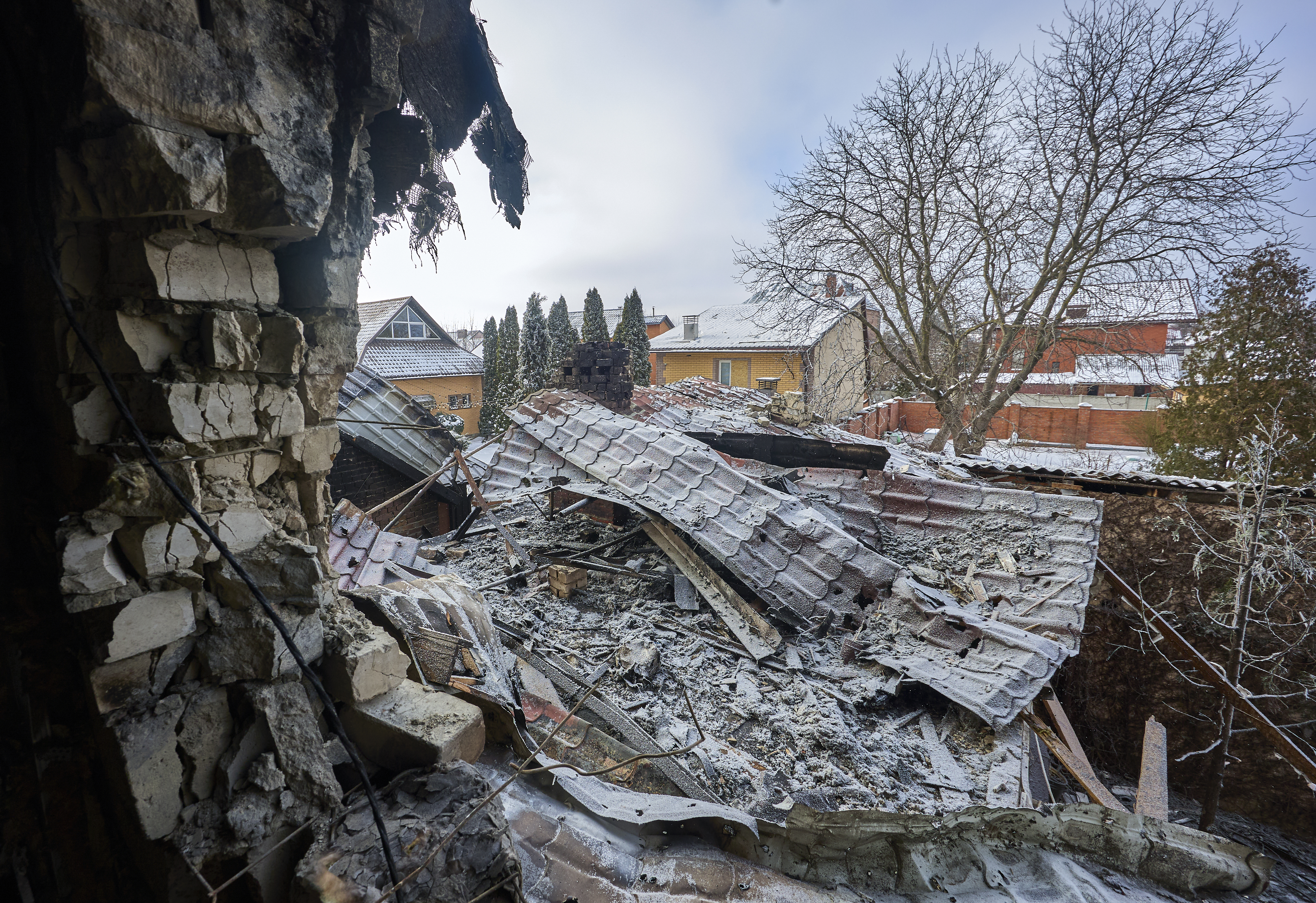 epa12658897 The site of a Russian strike on a private residential building in Kharkiv, northeastern Ukraine, 18 January 2026, amid the Russian invasion. At least one young woman died, and three other people were injured as a result of the overnight drone strike according to the State Emergency Service. Russian troops entered Ukrainian territory on 24 February 2022, starting a conflict that has provoked destruction and a humanitarian crisis. EPA/SERGEY KOZLOV