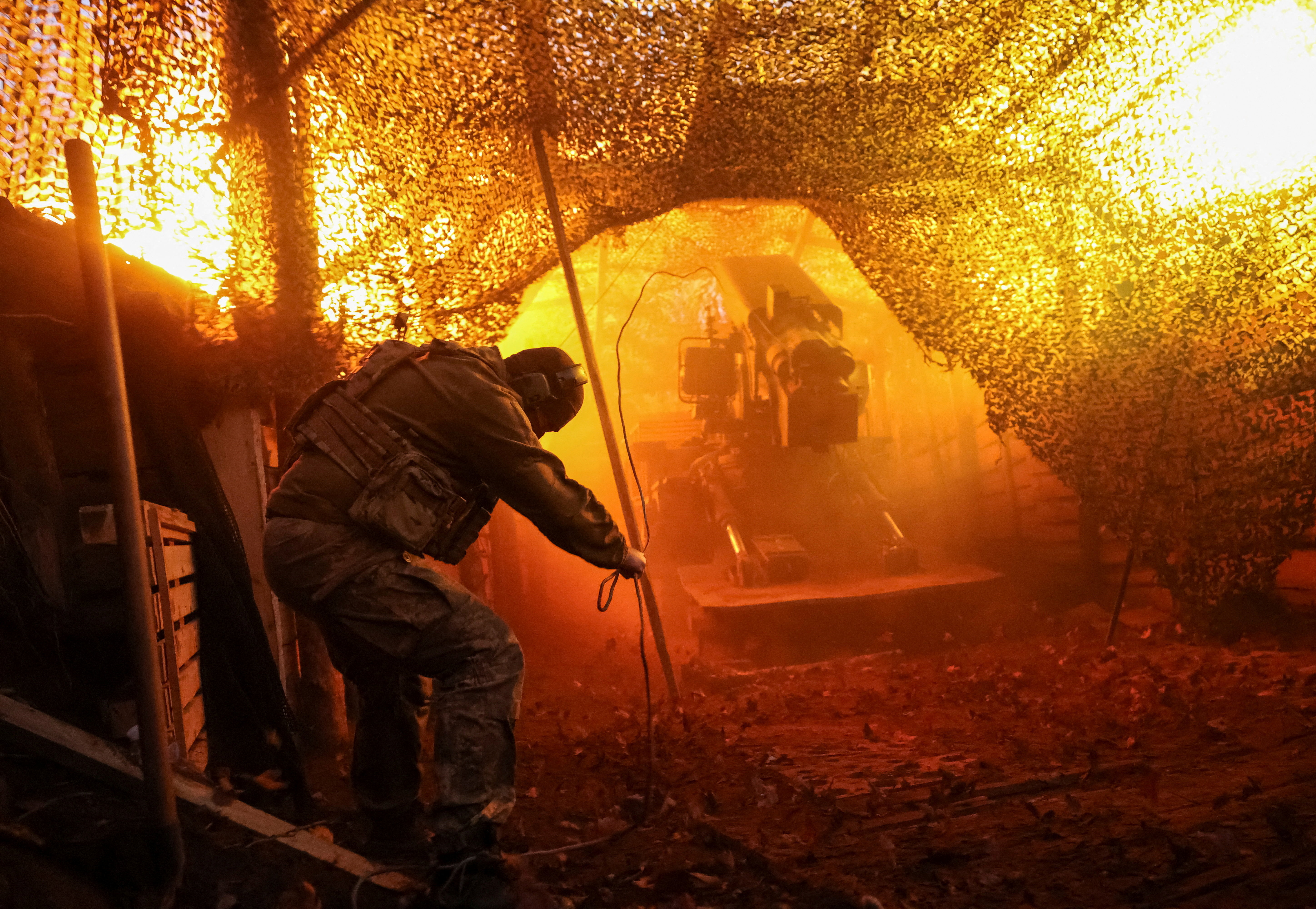 A Ukrainian serviceman of the 100th Separate Mechanized Brigade of the Ukrainian Armed Forces fires a Bohdana self-propelled howitzer towards Russian troops from a position on a front line, amid Russia's attack on Ukraine near the frontline town of Kostiantynivka in Donetsk region, Ukraine November 29, 2025. REUTERS/Stringer TPX IMAGES OF THE DAY